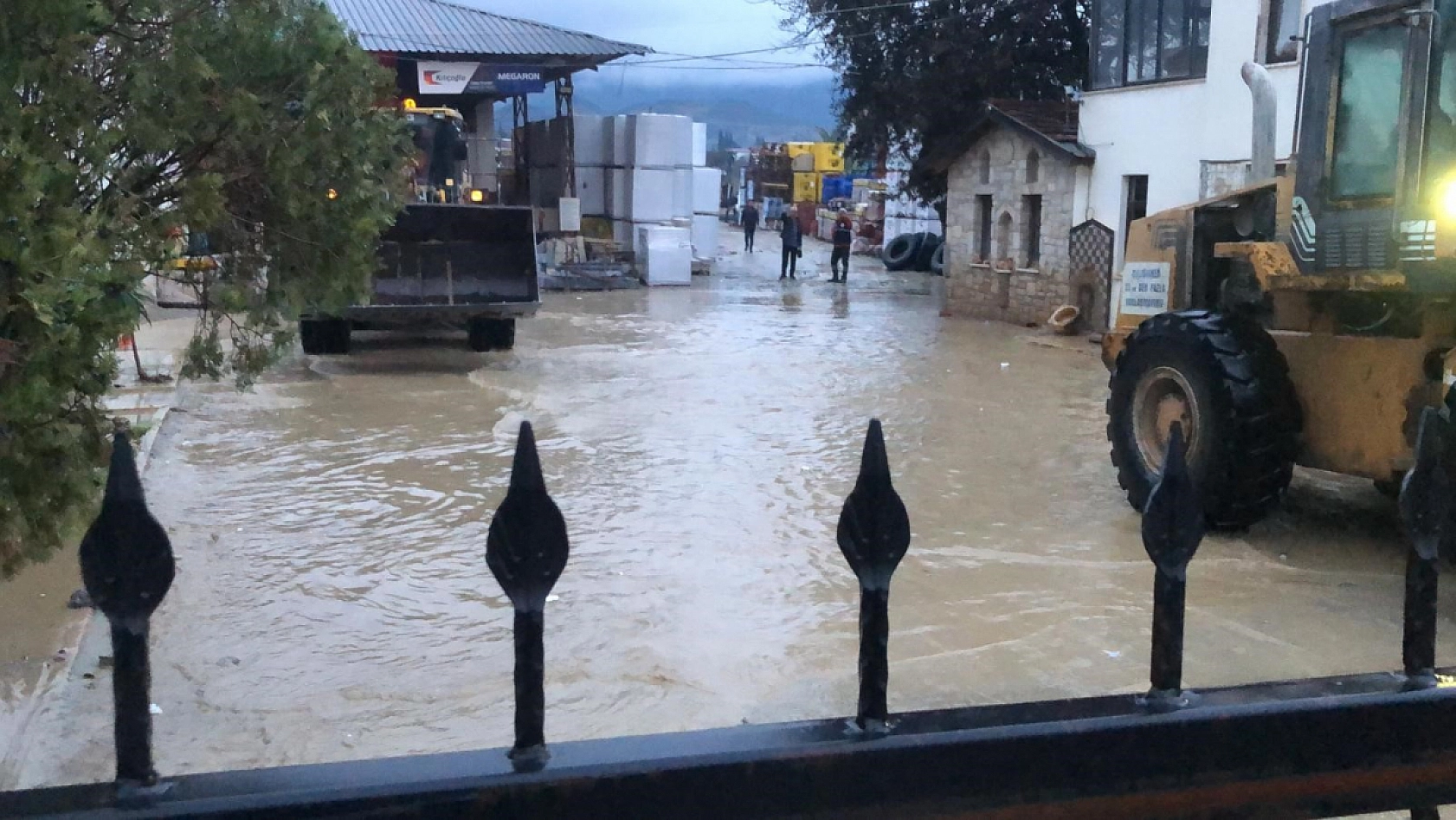 Datça'da sağanak yağış etkili oldu, karayolu göle döndü