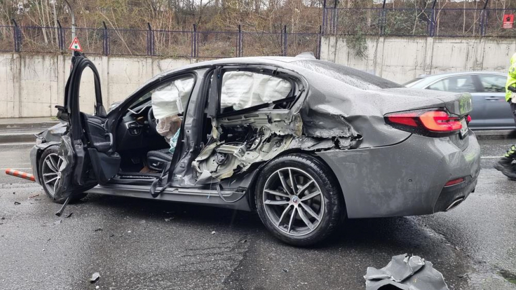 Direksiyon hakimiyetini kaybeden kamyon şoförü lüks otomobile çarptı: 3 yaralı