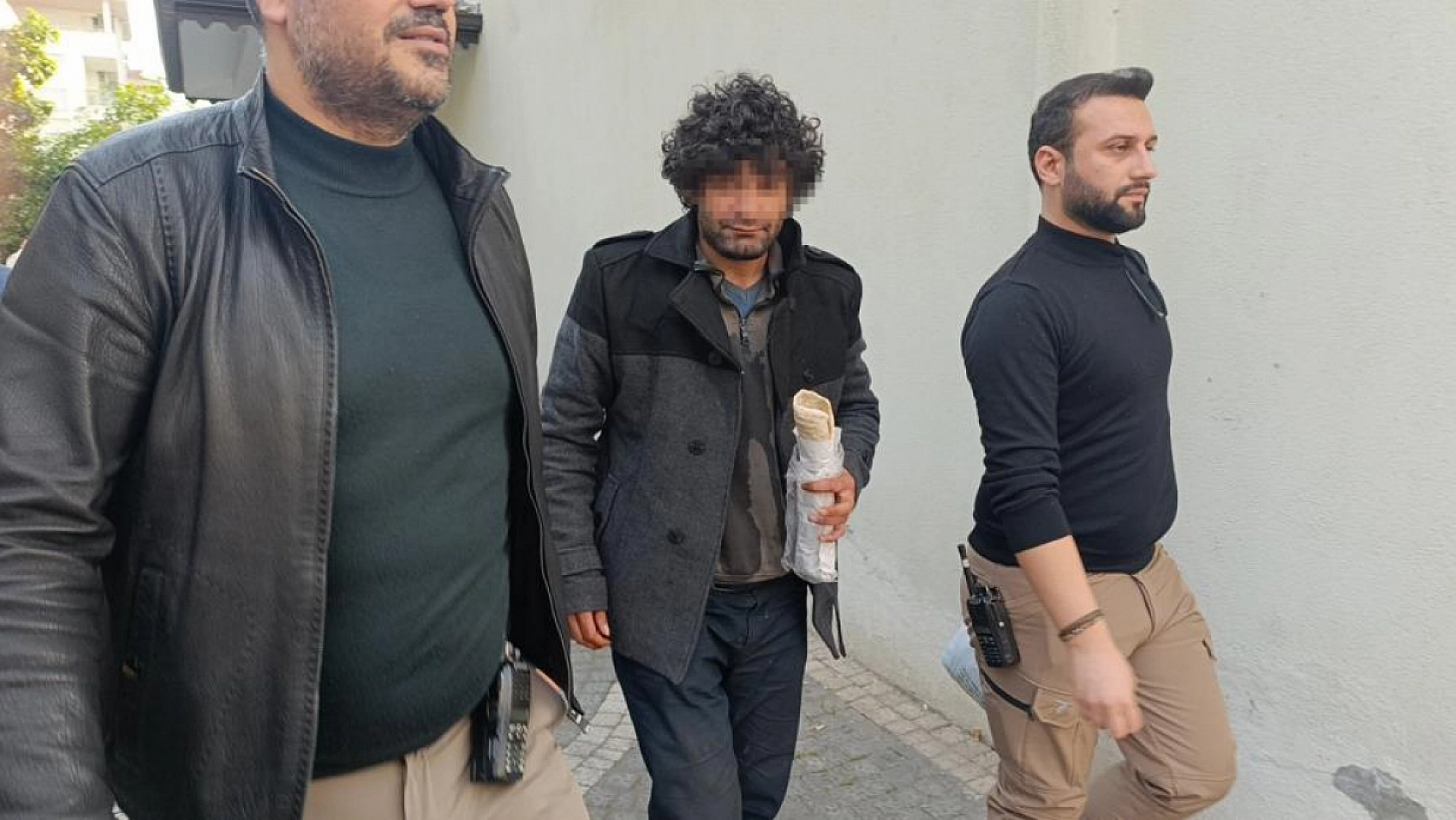 İntihar Girişimleriyle Tanınan Şahıs Manavgat'ta Çatıya Çıktı, Şimdiki Hedefi Muğla'yı İşaret Ediyor