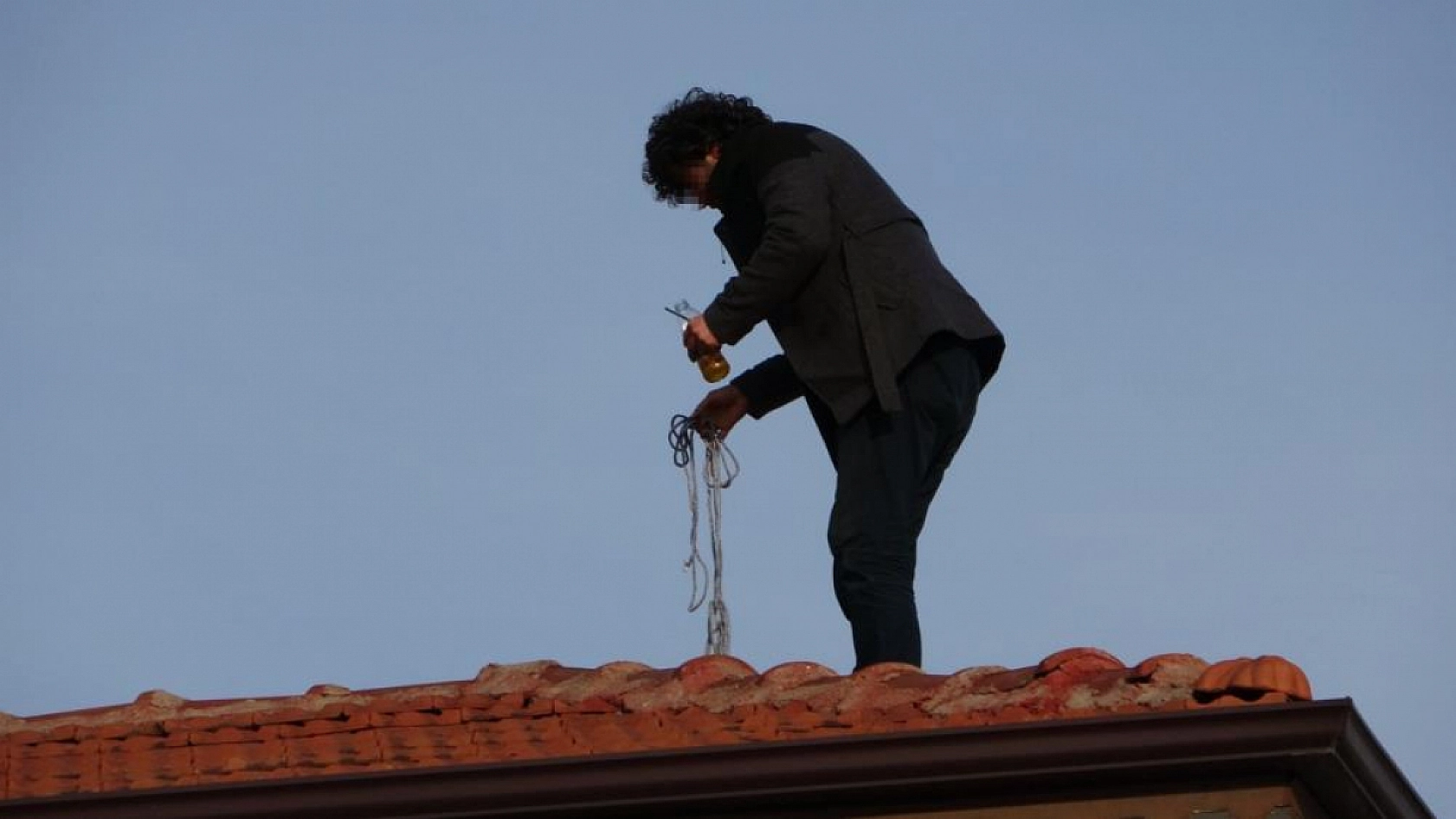 İntihar Girişimleriyle Tanınan Şahıs Manavgat'ta Çatıya Çıktı, Şimdiki Hedefi Muğla'yı İşaret Ediyor