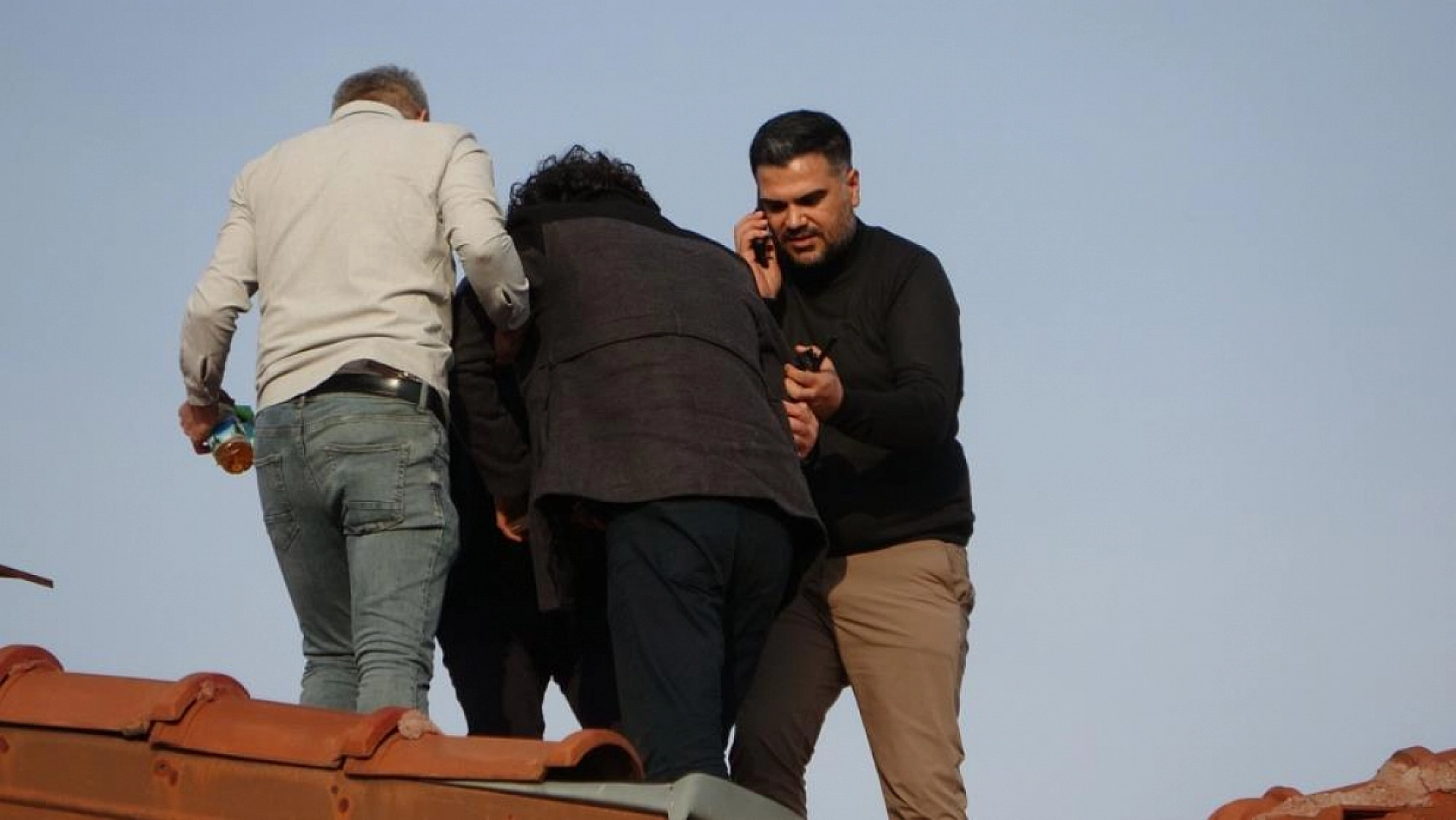 İntihar Girişimleriyle Tanınan Şahıs Manavgat'ta Çatıya Çıktı, Şimdiki Hedefi Muğla'yı İşaret Ediyor