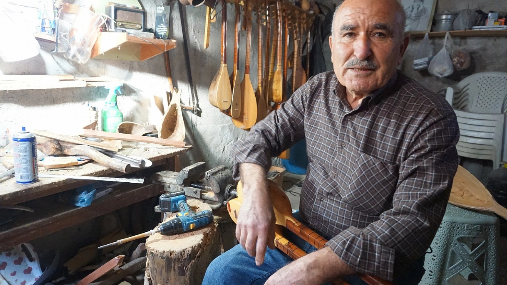 Yörük kültürünün 71 yaşındaki son temsilcisi bu çalgıyı hem yapıyor hem çalıyor