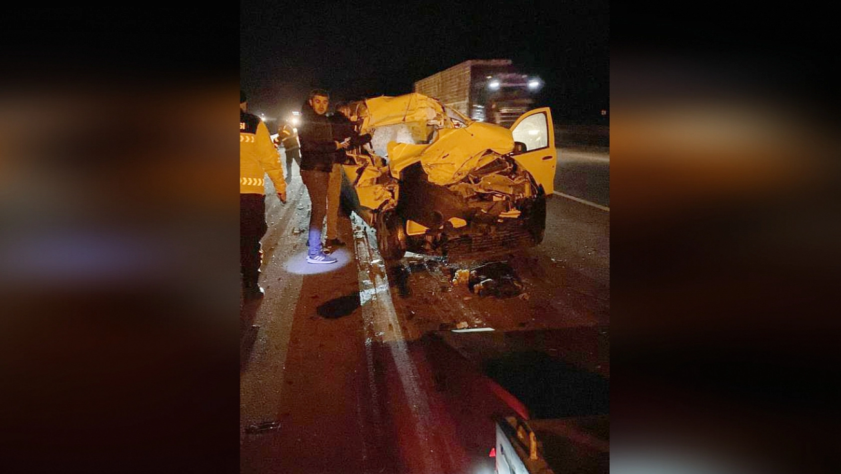 Tıra arkadan çarpan araç kağıt gibi ezildi: 1 ölü, 3 yaralı