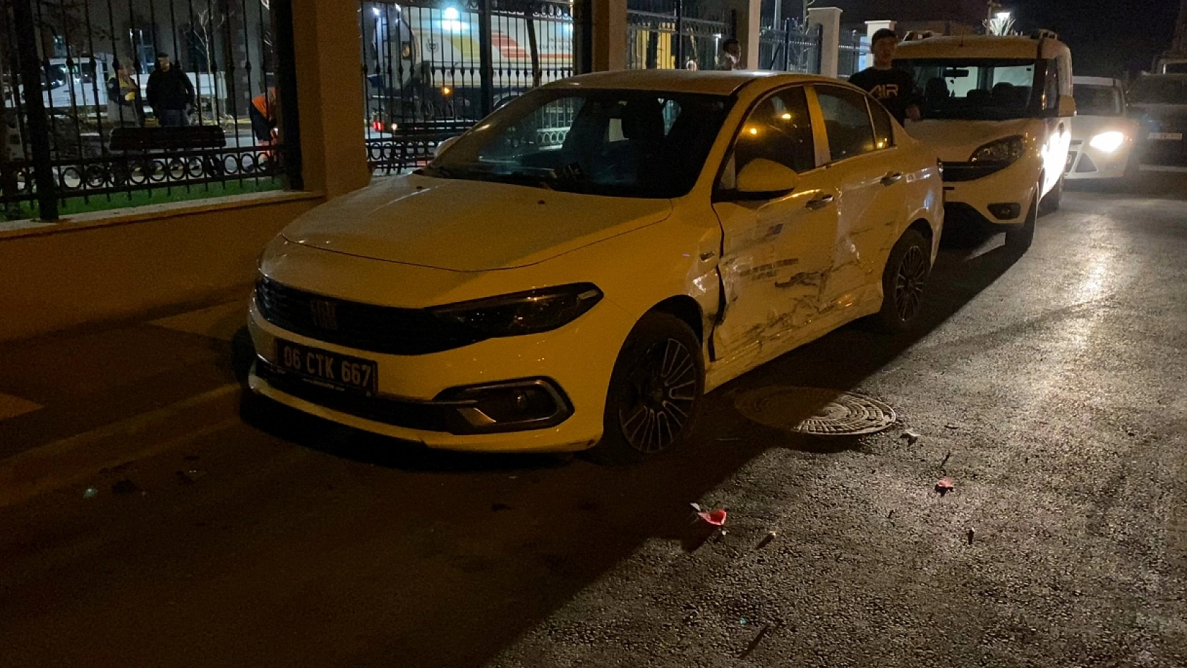 Ehliyetsiz sürücü dehşet saçtı: 4 araca çarparak durdu