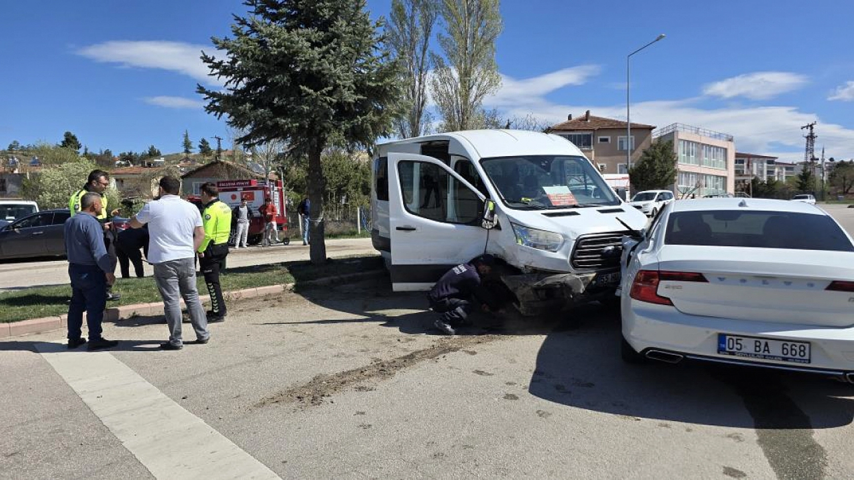 Diyaliz hastalarını taşıyan minibüs kazaya karıştı: 11 yaralı