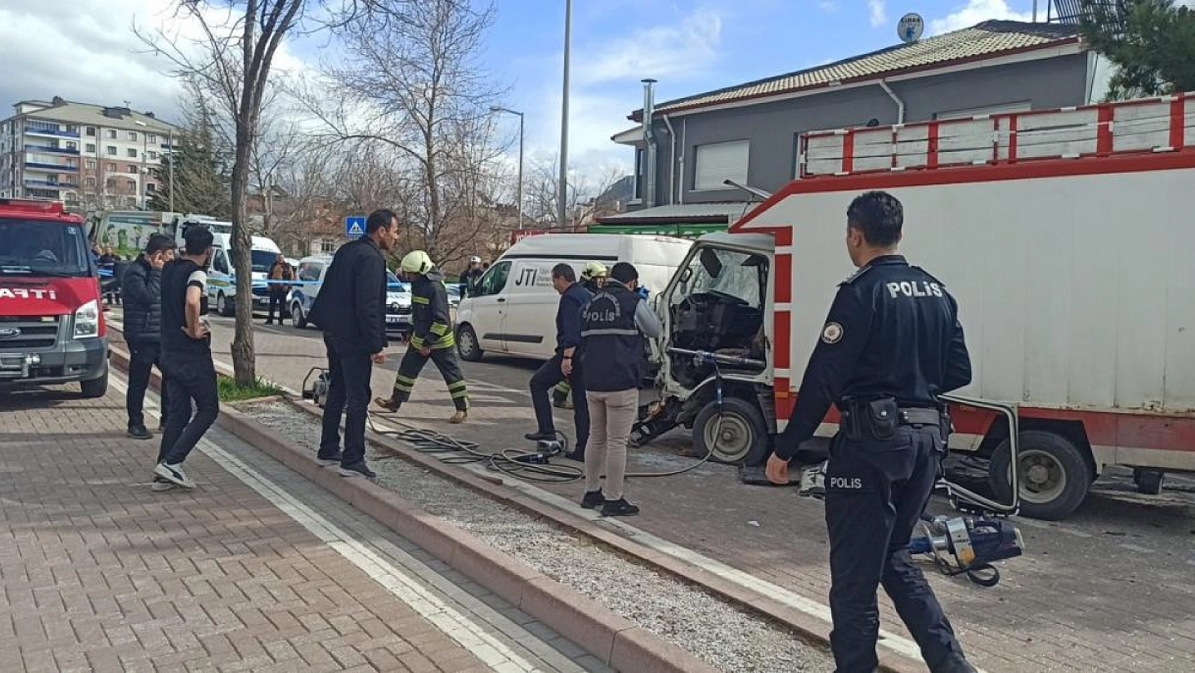 Nöbet geçirince park halindeki araçlara çarptı: Sürücü hayatını kaybetti
