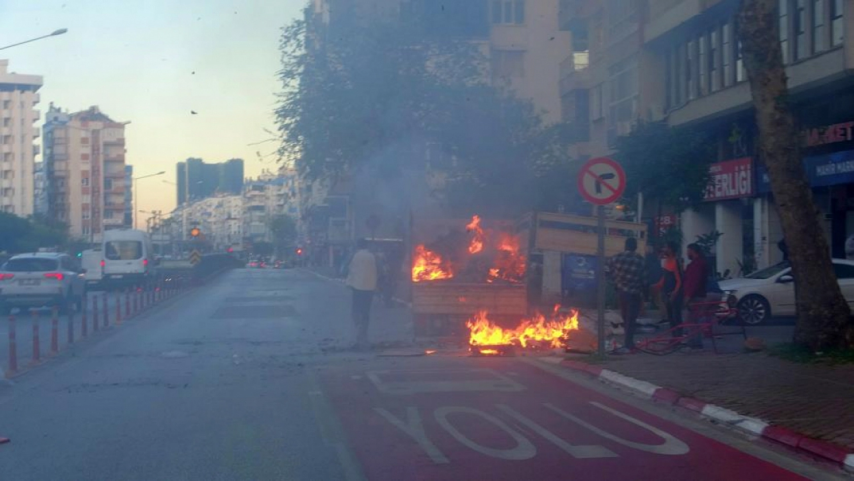 Kamyonette korkutan yangın: Vatandaşlar kova ve damacana ile seferber oldu!