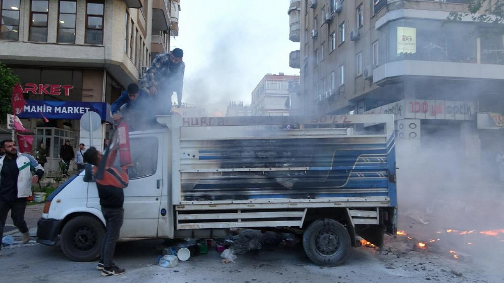 Kamyonette korkutan yangın: Vatandaşlar kova ve damacana ile seferber oldu!