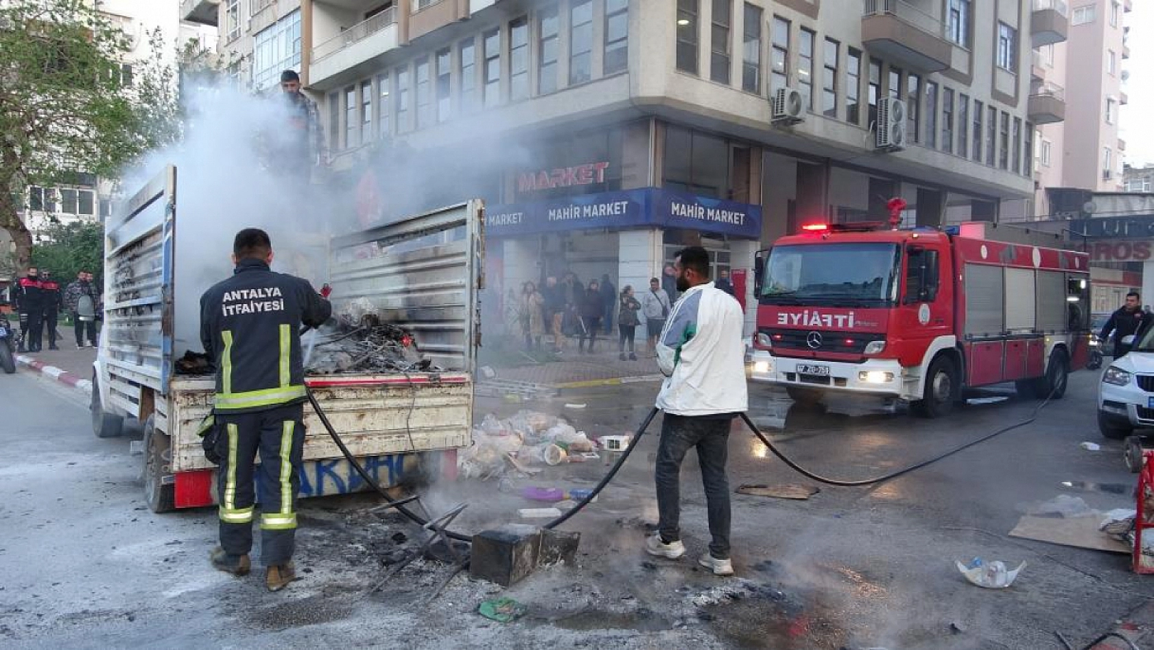 Kamyonette korkutan yangın: Vatandaşlar kova ve damacana ile seferber oldu!