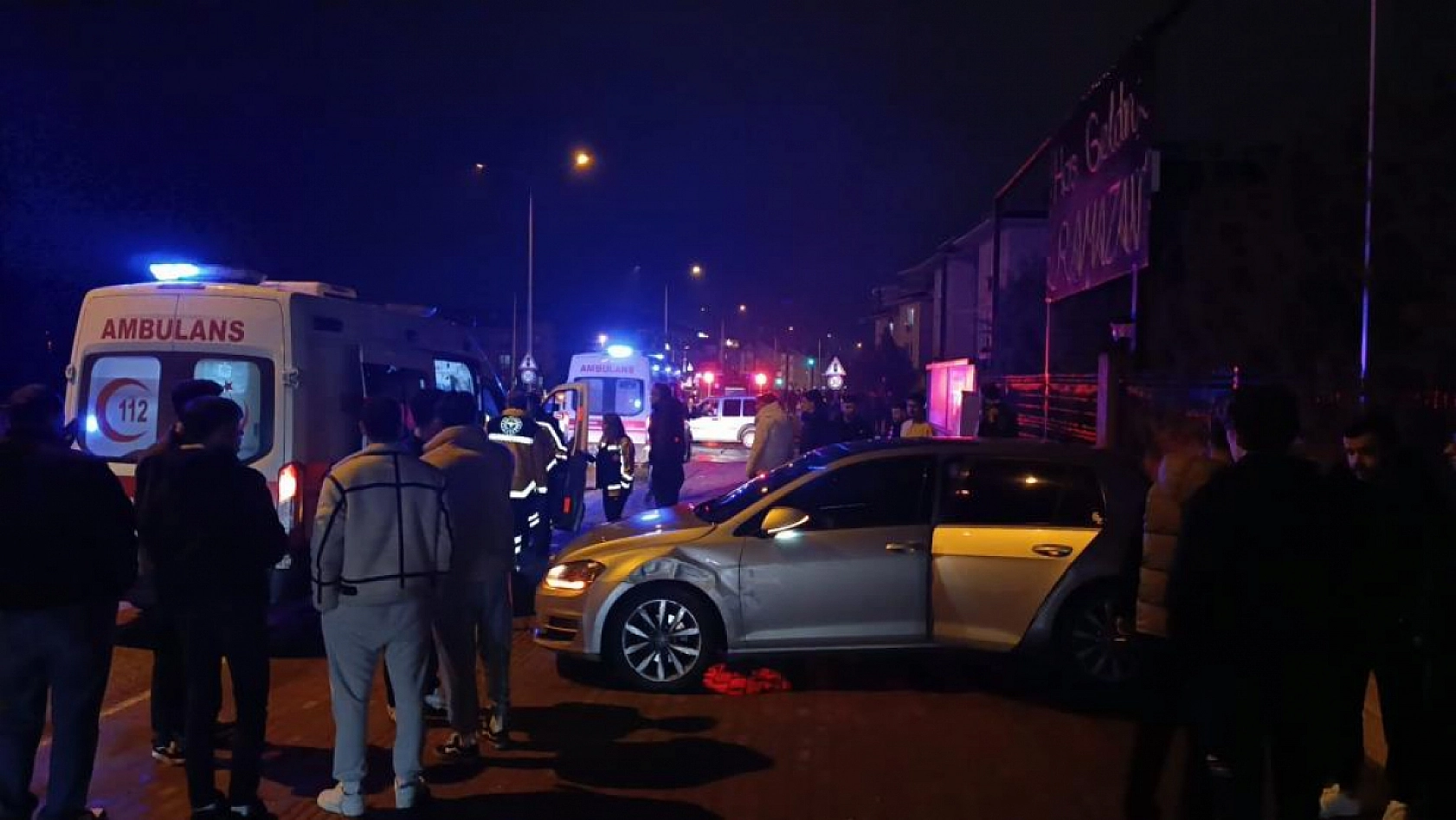 Zincirleme kazada kontrolden çıkan otomobil sitenin bahçesine uçtu: 3 yaralı