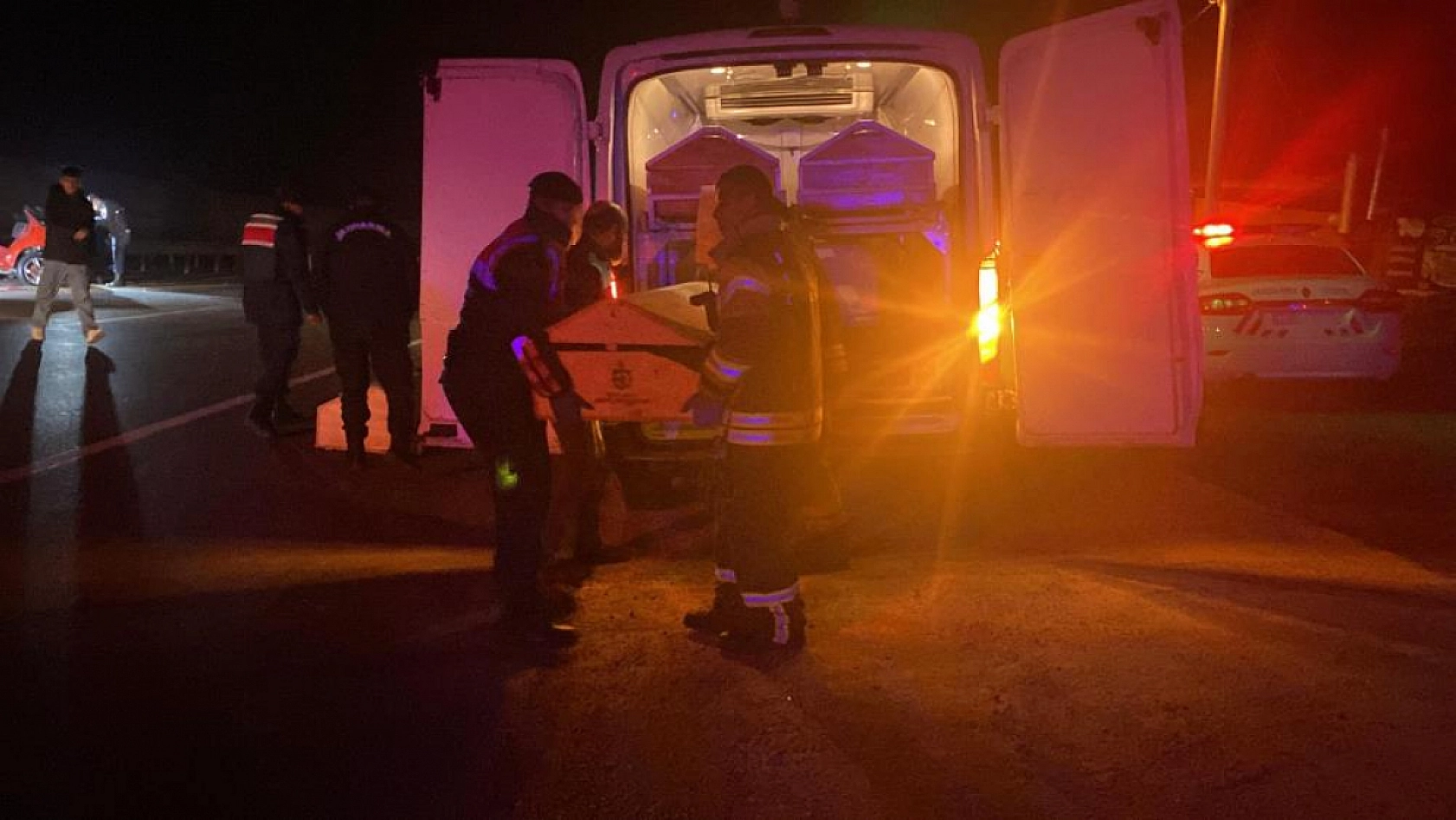 Bariyerlere giren otomobil, iki kişiye mezar oldu