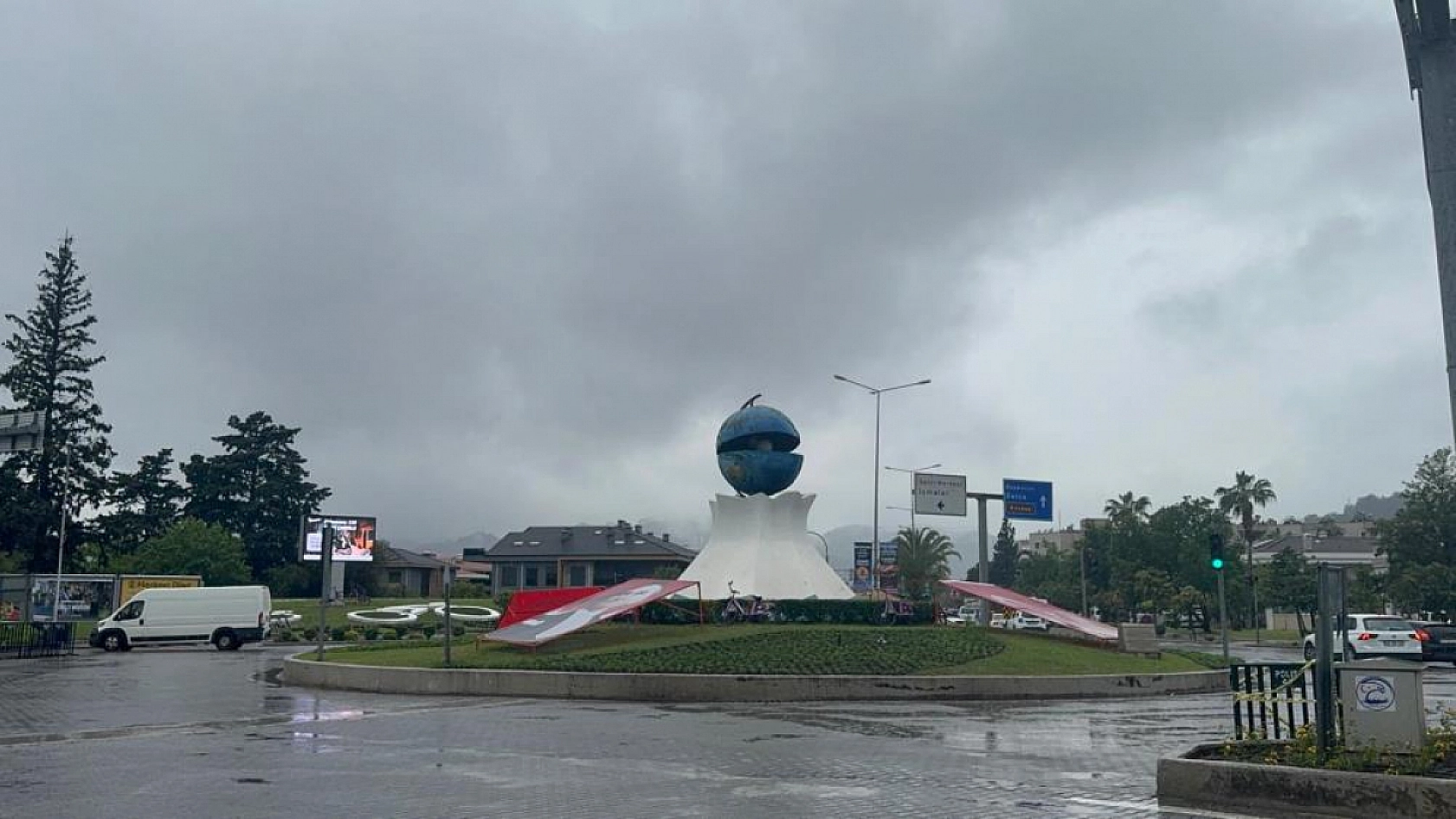 Marmaris'te yağışlı hava etkili oldu