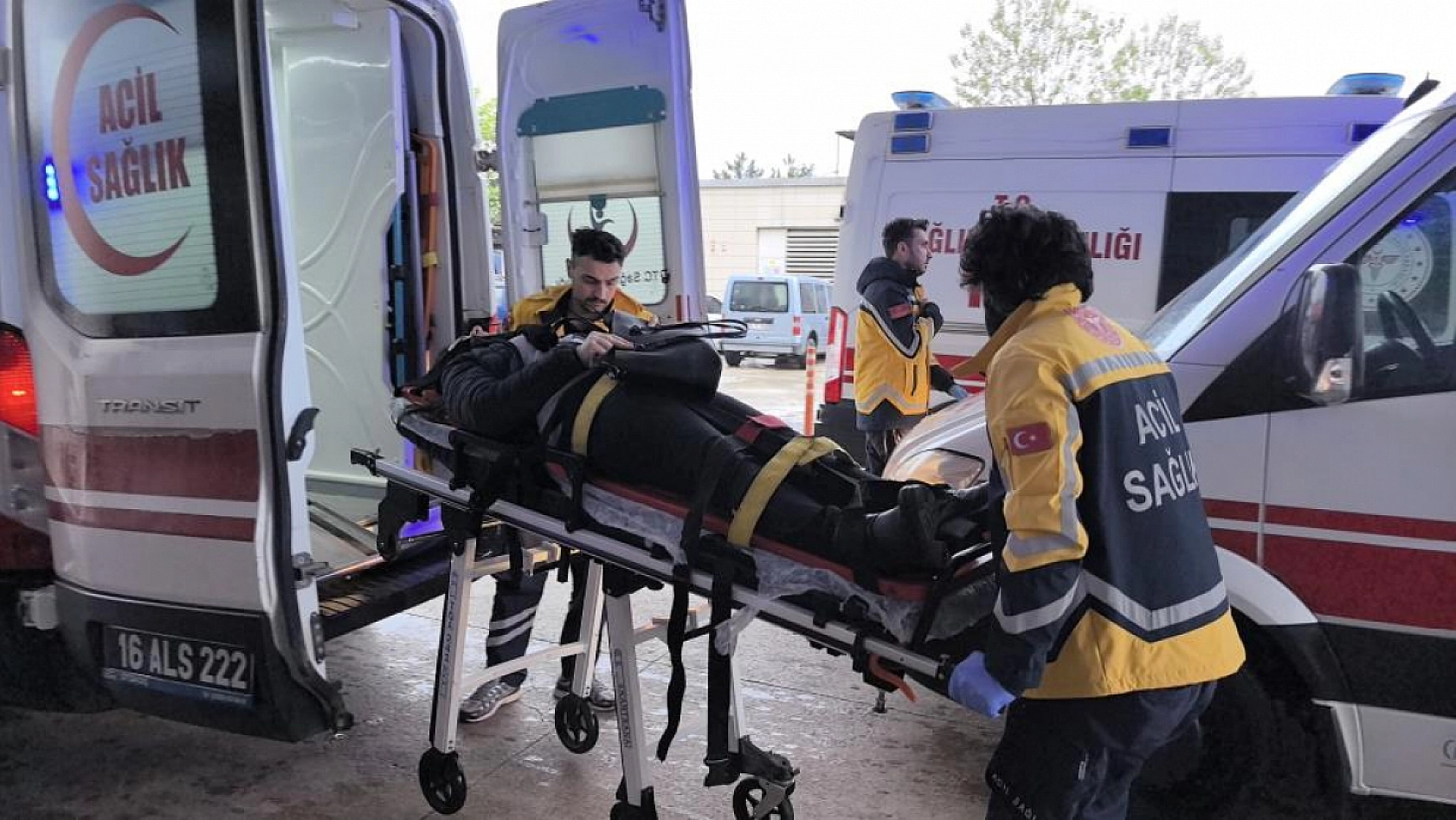 Servis minibüsü ile ticari araç çarpıştı: 13 yaralı