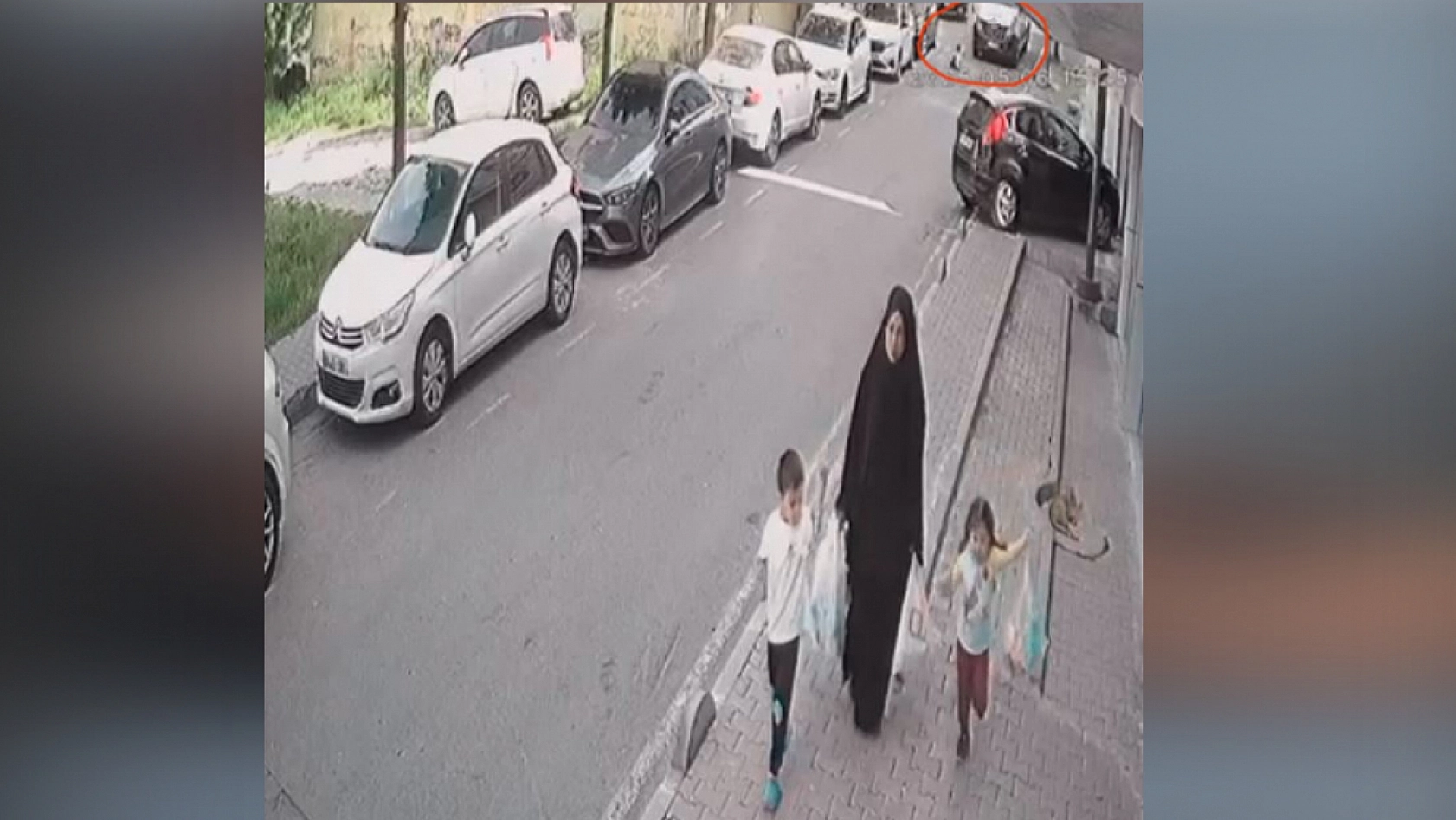 Feci kazada 5 yaşındaki çocuk, abisinin indiği öğrenci servisinin altında kaldı