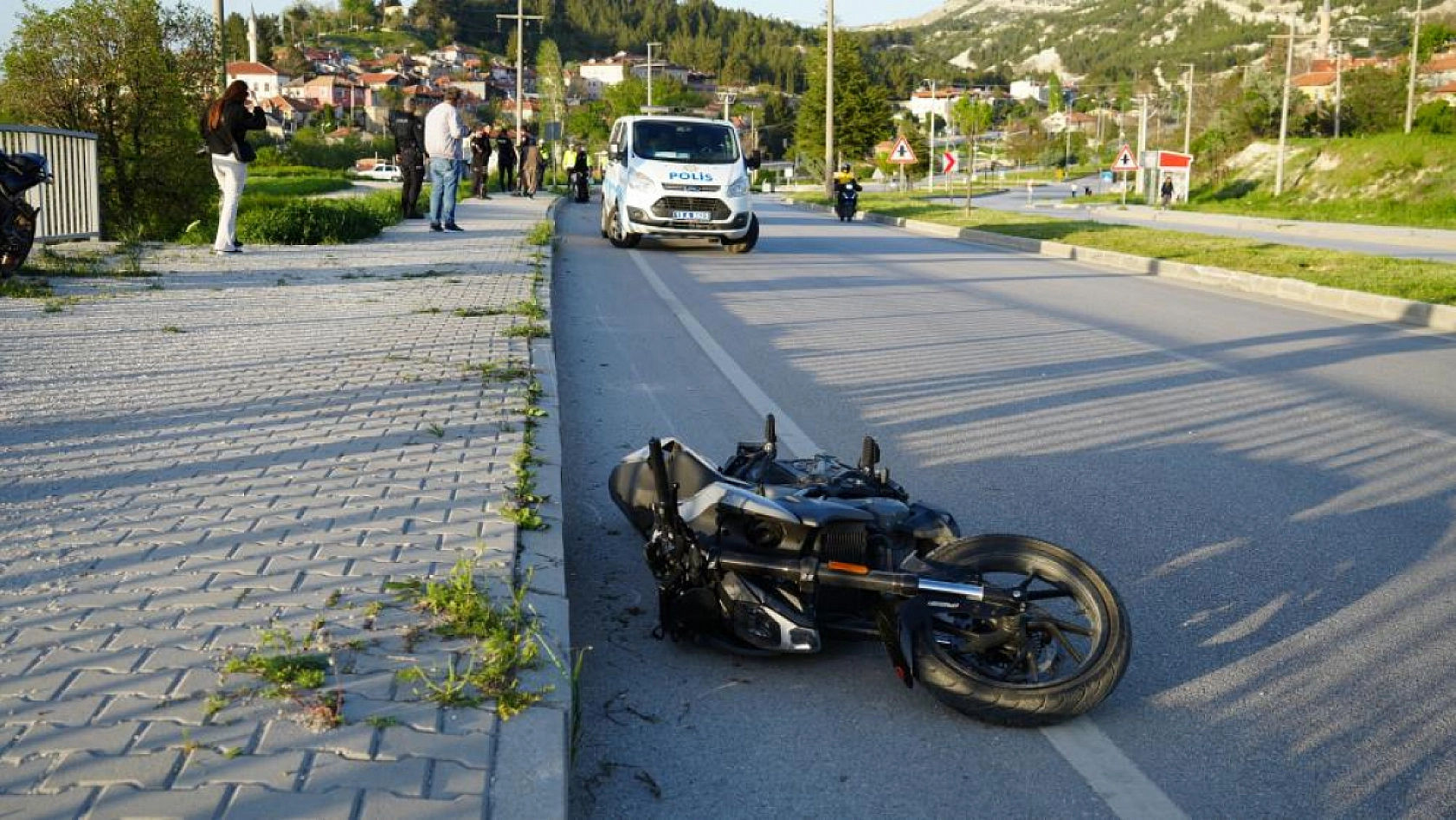 Kaldırımdaki trafik levhasına çarpan motosikletteki 2 kişi yaralandı