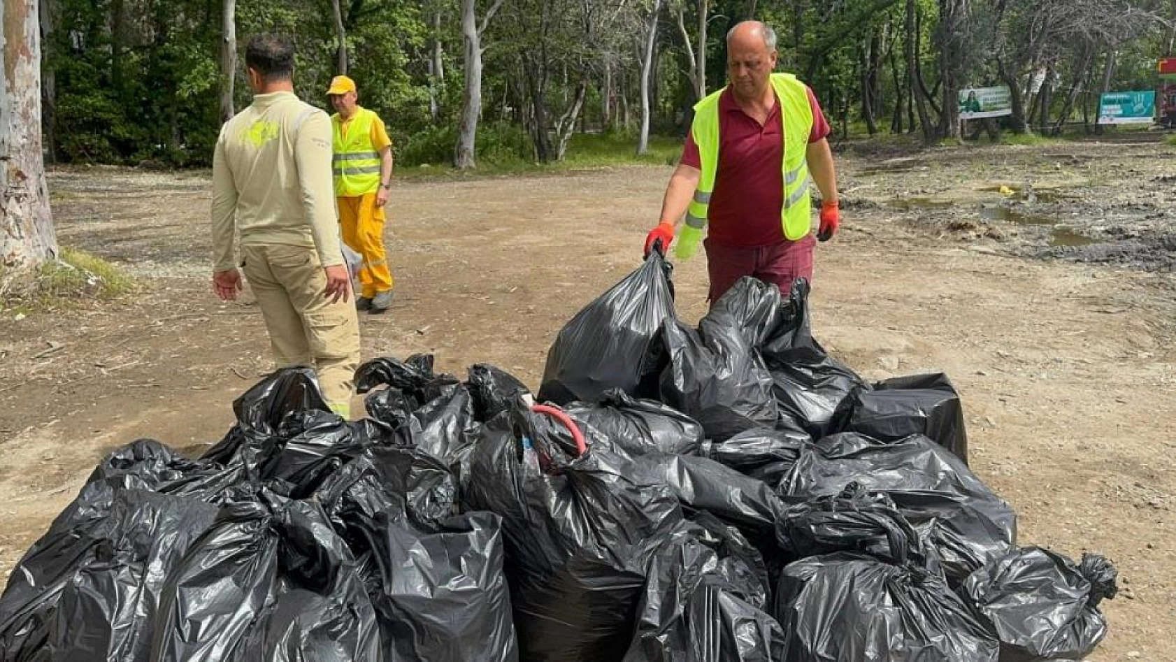 Marmaris 'Orman benim ' diyerek bir saatte bir römork dolusu çöp topladı