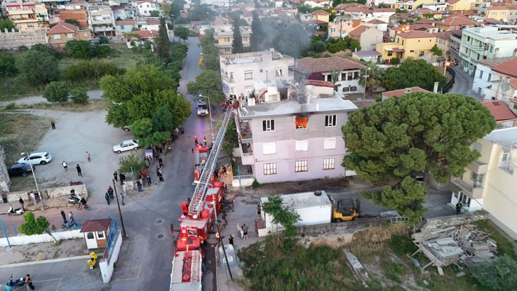 Milas'ta yangın paniği: 3 kişi ve bir kedi son anda kurtarıldı