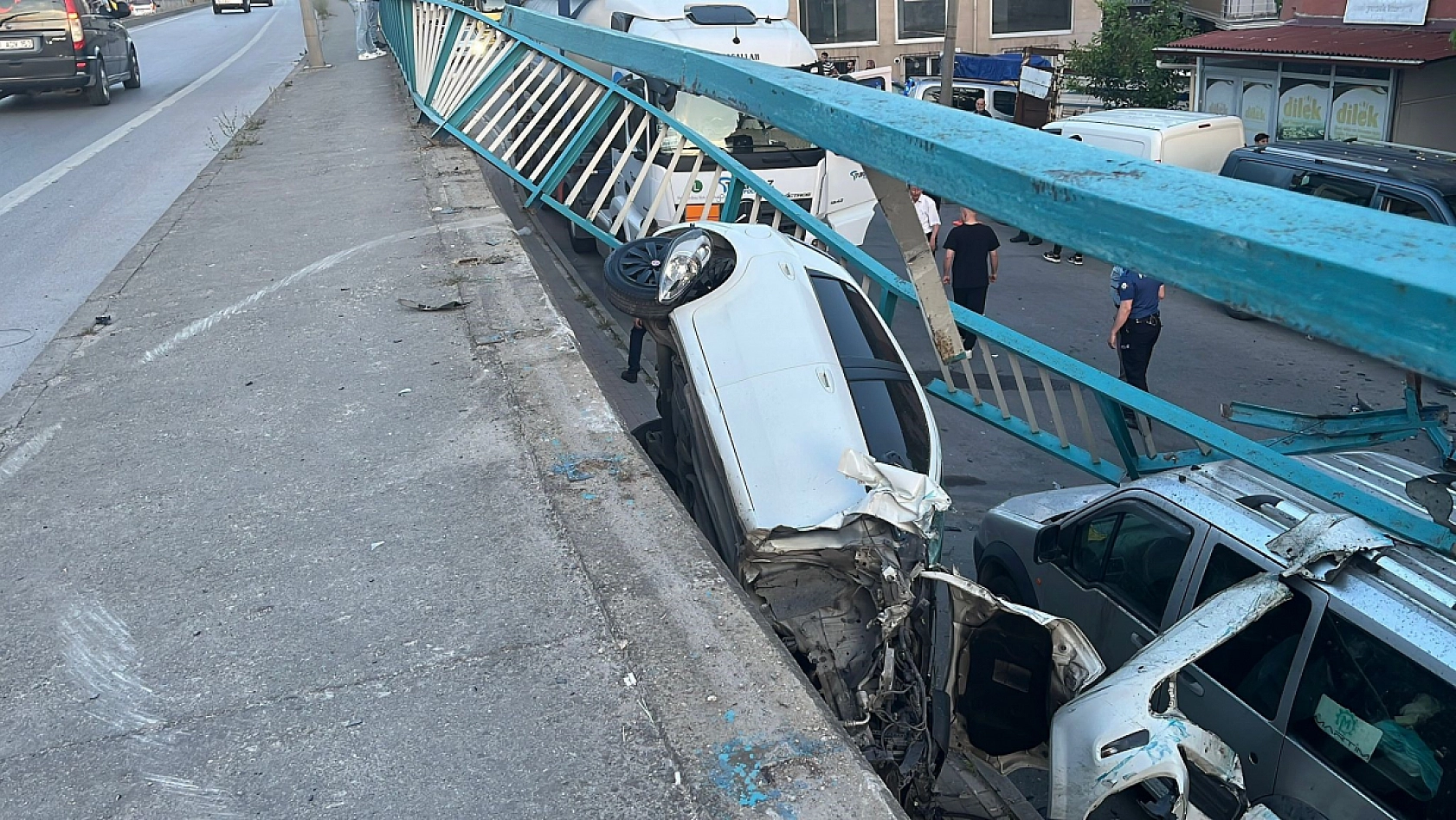 Korkulukları yıkan otomobil duvarda asılı kaldı, sürücü burnu bile kanamadan kurtuldu