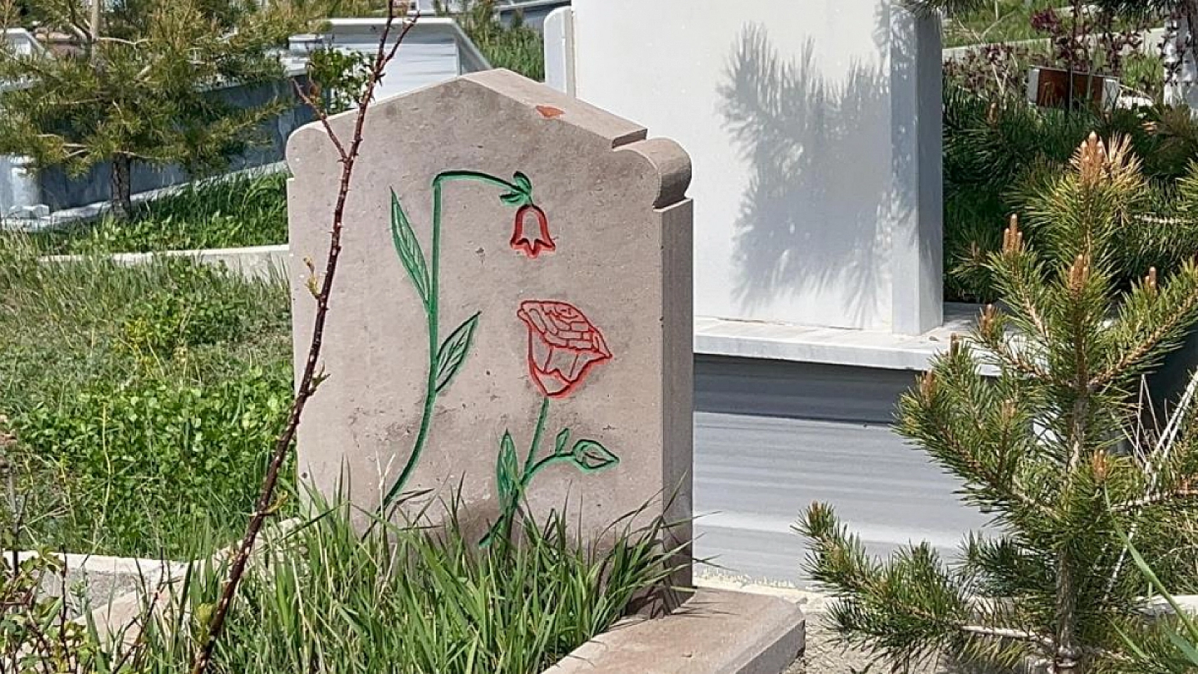 Bu mezar taşı üzerindeki yazıyı görenler gözlerine inanamıyor