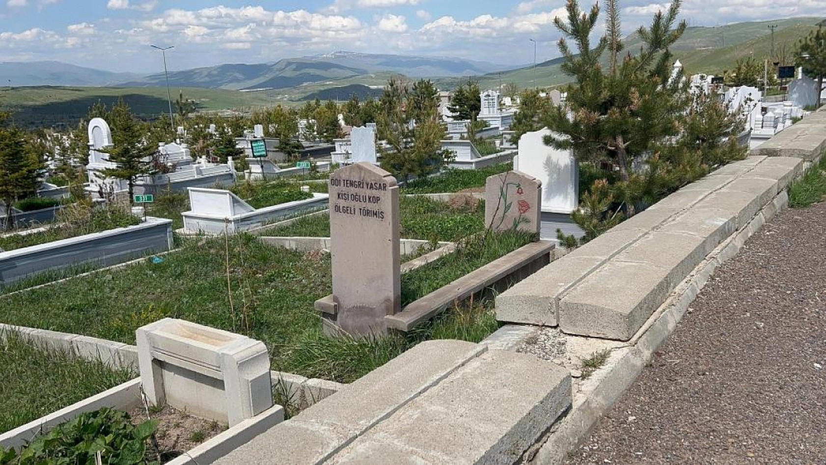 Bu mezar taşı üzerindeki yazıyı görenler gözlerine inanamıyor