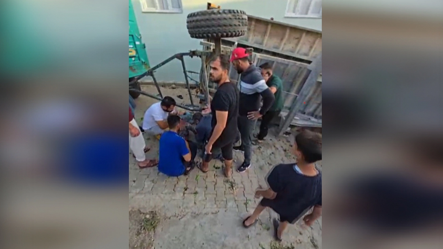 Saman yüklü römorkun altında kalan 1 kişi öldü