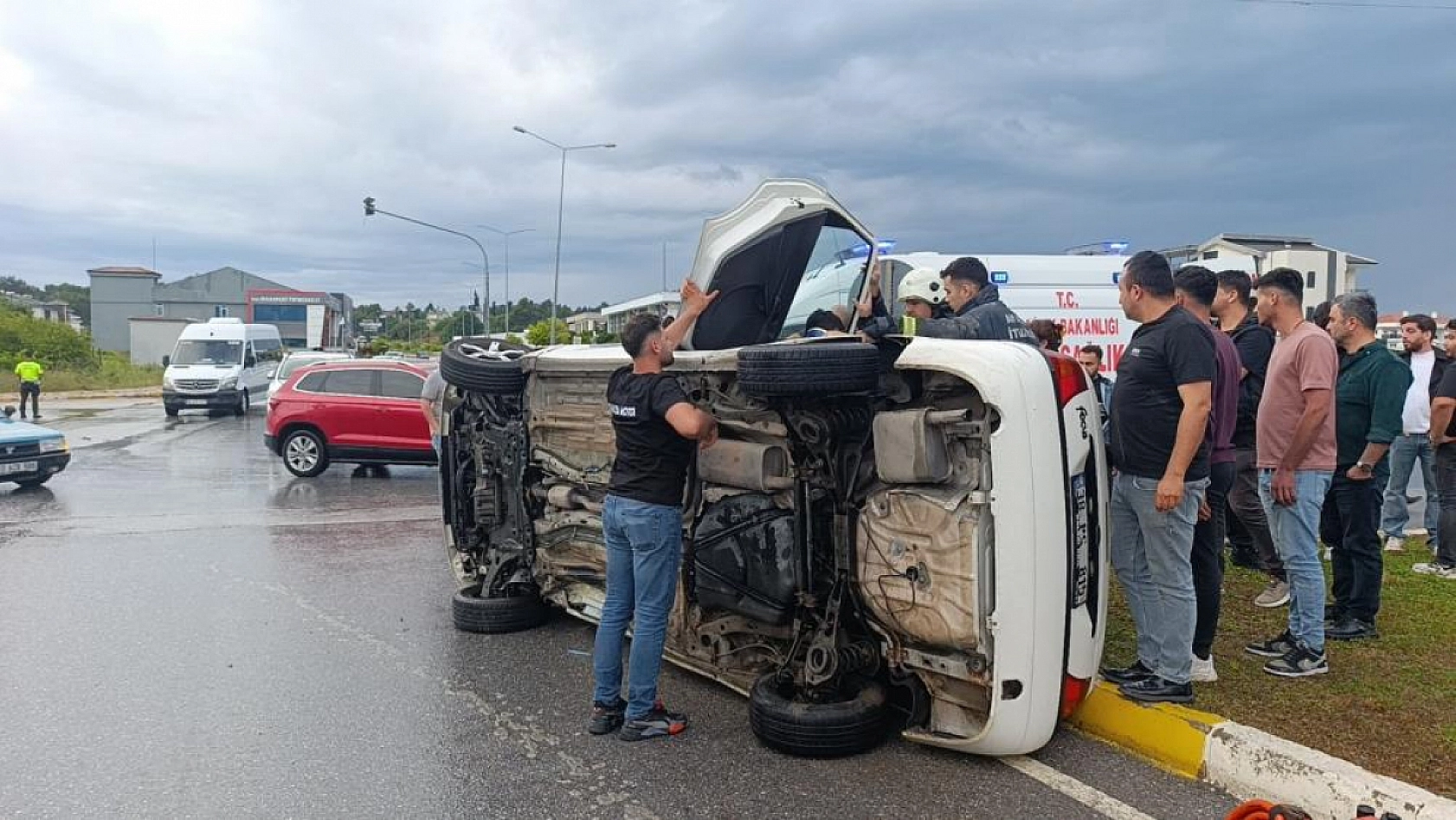 Kavşakta çarpıştığı otomobilin devrilmesine sebep oldu, sürücü 1.18 promil alkollü çıktı