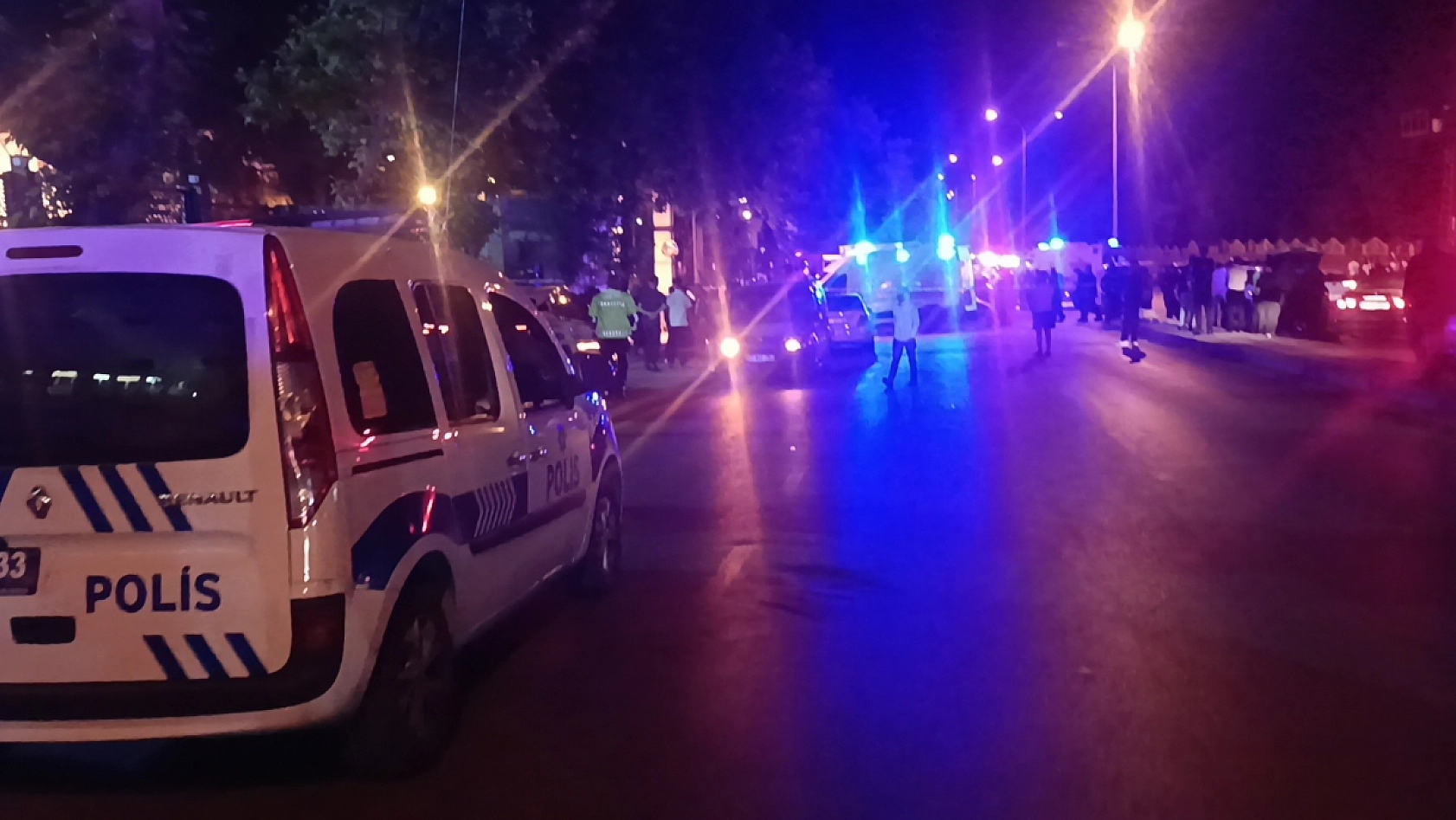 İki araç kafa kafaya çarpıştı: 5 ölü, 2 yaralı