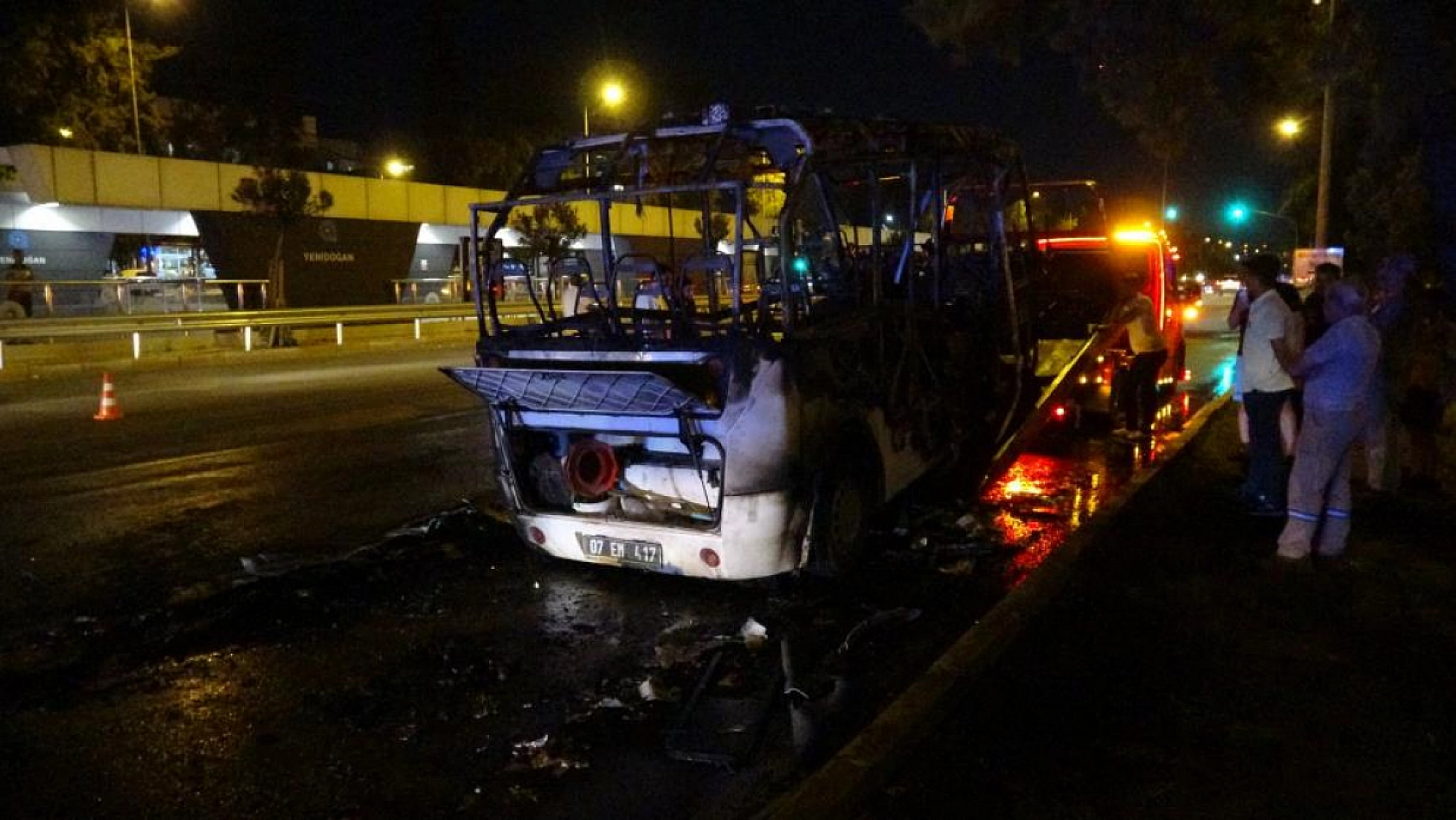 Yolcu minibüsü alev alev yandı, yangına müdahale etmeye çalışan sürücü yaralandı