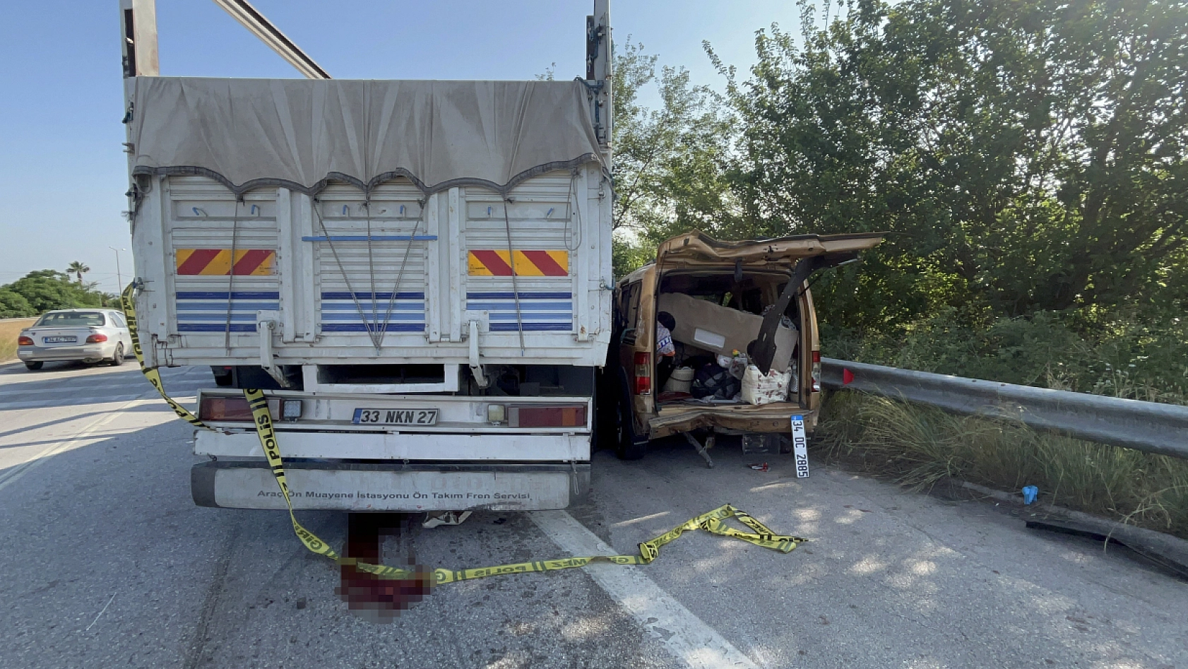 Kamyon 3 aracı biçti: 1 ölü, 10 yaralı