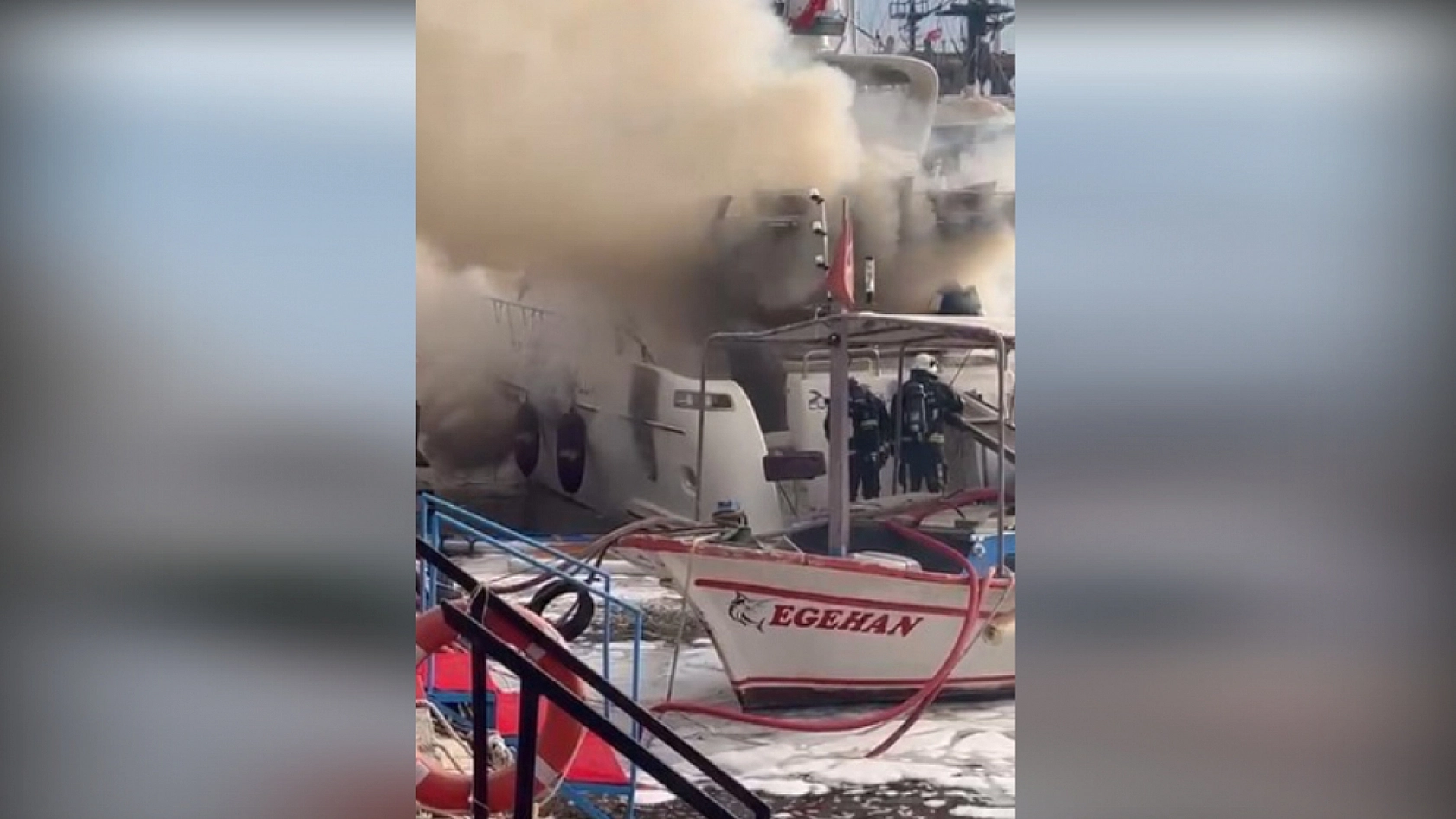 İskeleye bağlı lüks yat alevlere teslim oldu