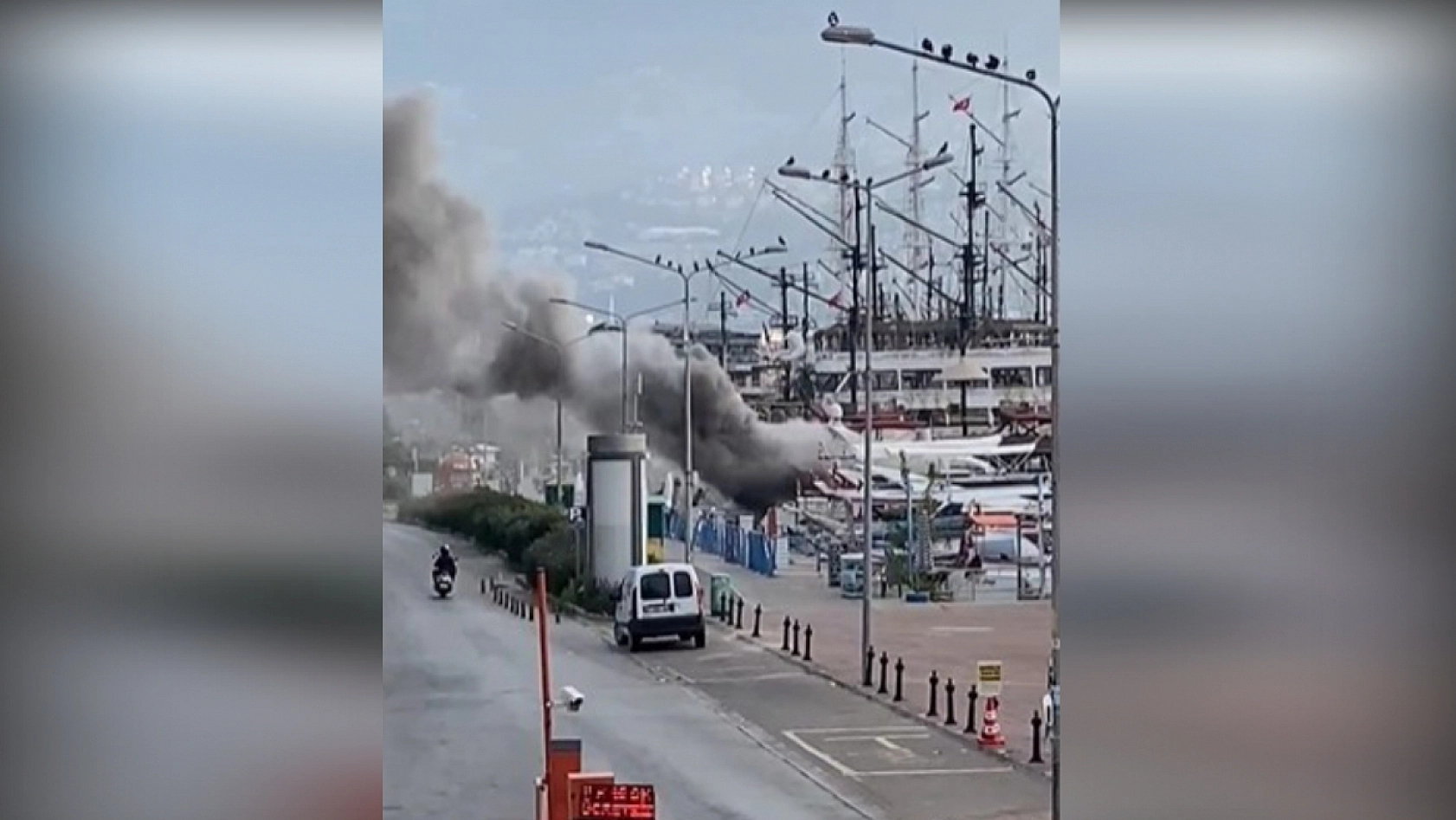 İskeleye bağlı lüks yat alevlere teslim oldu