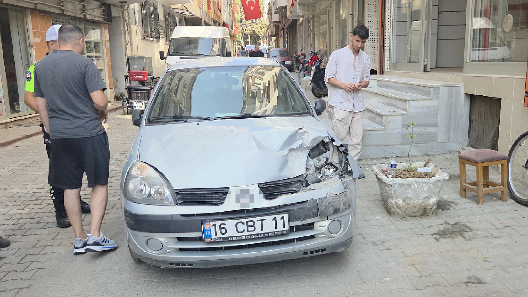 Direksiyon başında fenalaştı 4 araca çarparak durabildi