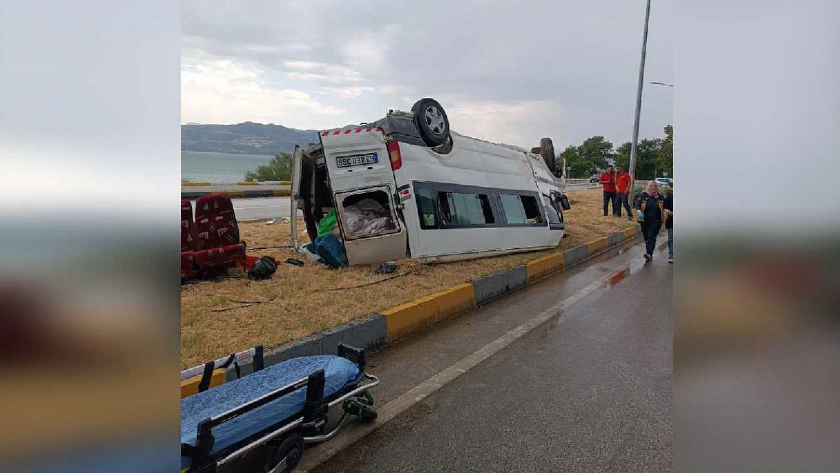 Yağmur nedeniyle kayganlaşan yolda minibüs devrildi: 1'i ağır 9 kişi yaralandı