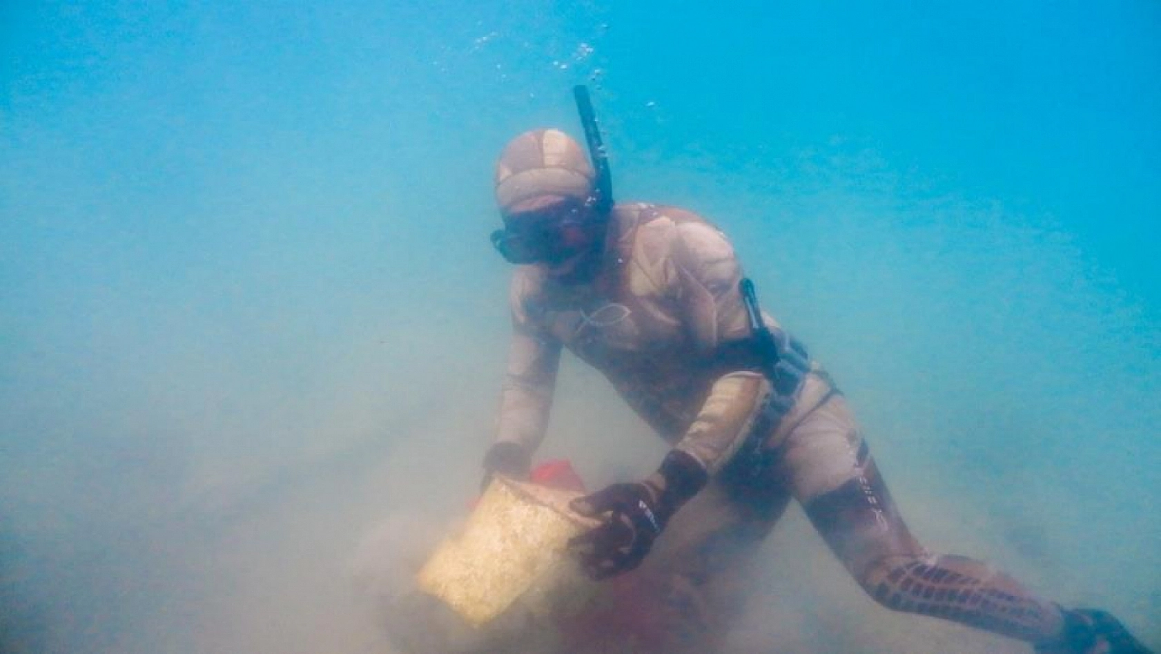 Bodrum'un engin maviliğinde temizlik devam ediyor