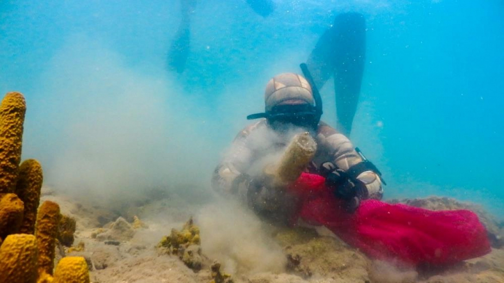 Bodrum'un engin maviliğinde temizlik devam ediyor