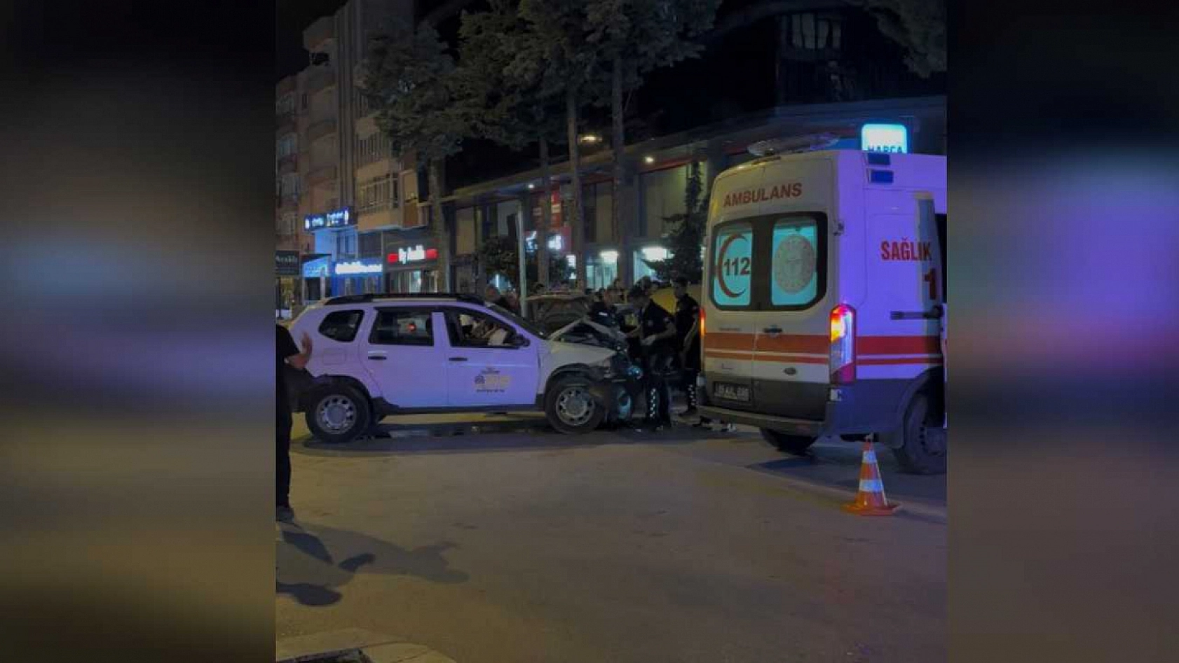 Kavşakta iki otomobil çarpıştı: 2 yaralı