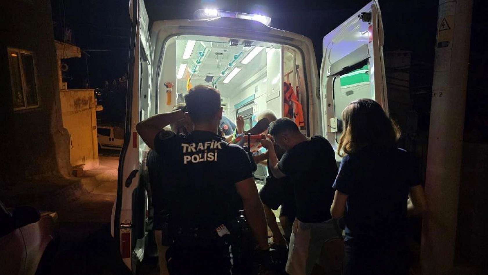 Milas'ta Trafik Kazasında Sürücüyü Polis Kurtardı