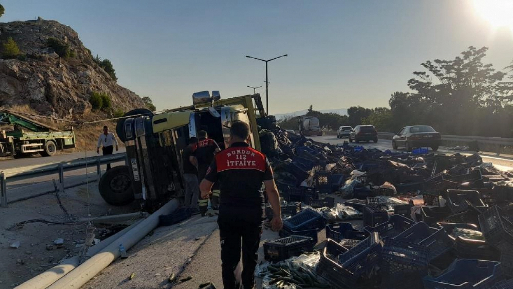 Burdur-Fethiye Karayolu'nda virajı alamayan sebze yüklü kamyon refüje devrildi: 1 yaralı