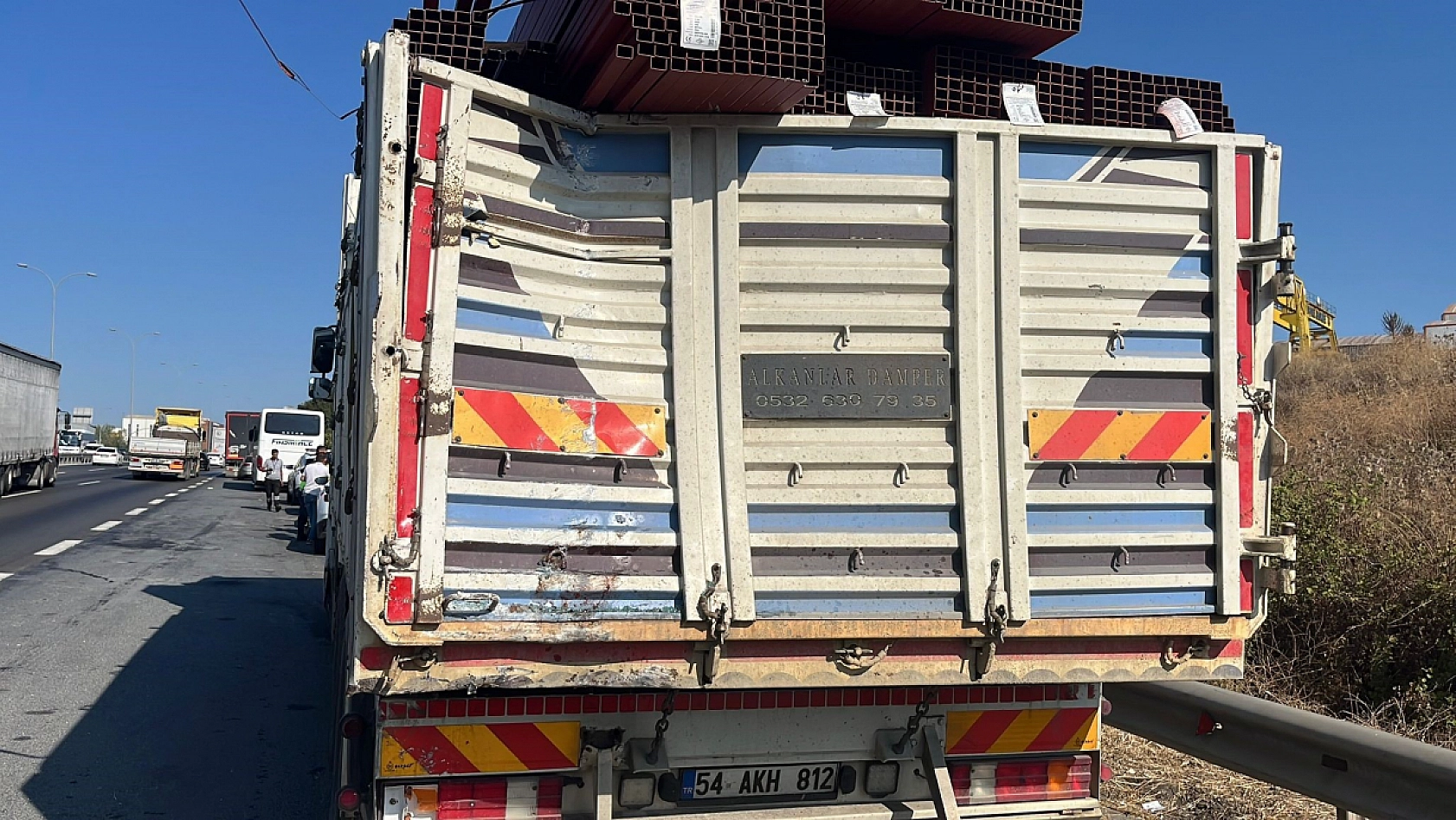 TEM'de yolcu otobüsü kamyona çarptı: 1'i ağır 7 yaralı