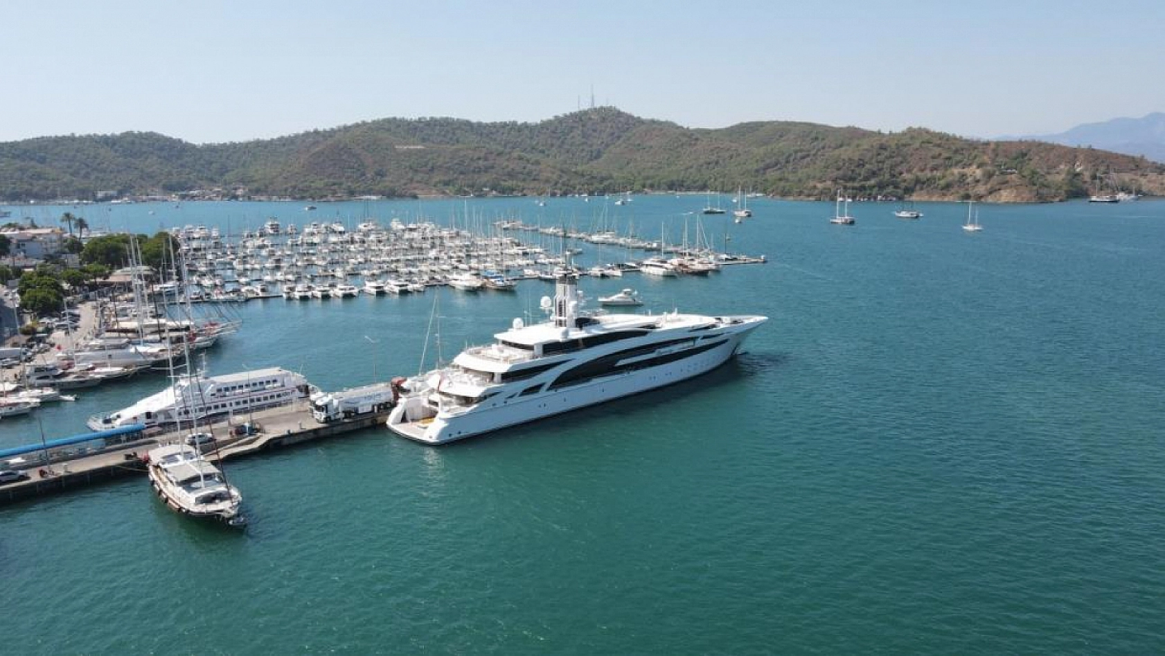 Kazak iş adamının mega yatı Fethiye'de