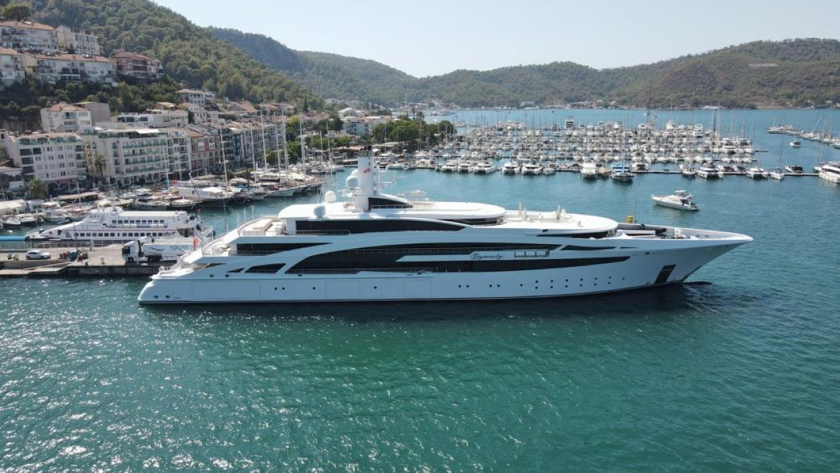 Kazak iş adamının mega yatı Fethiye'de