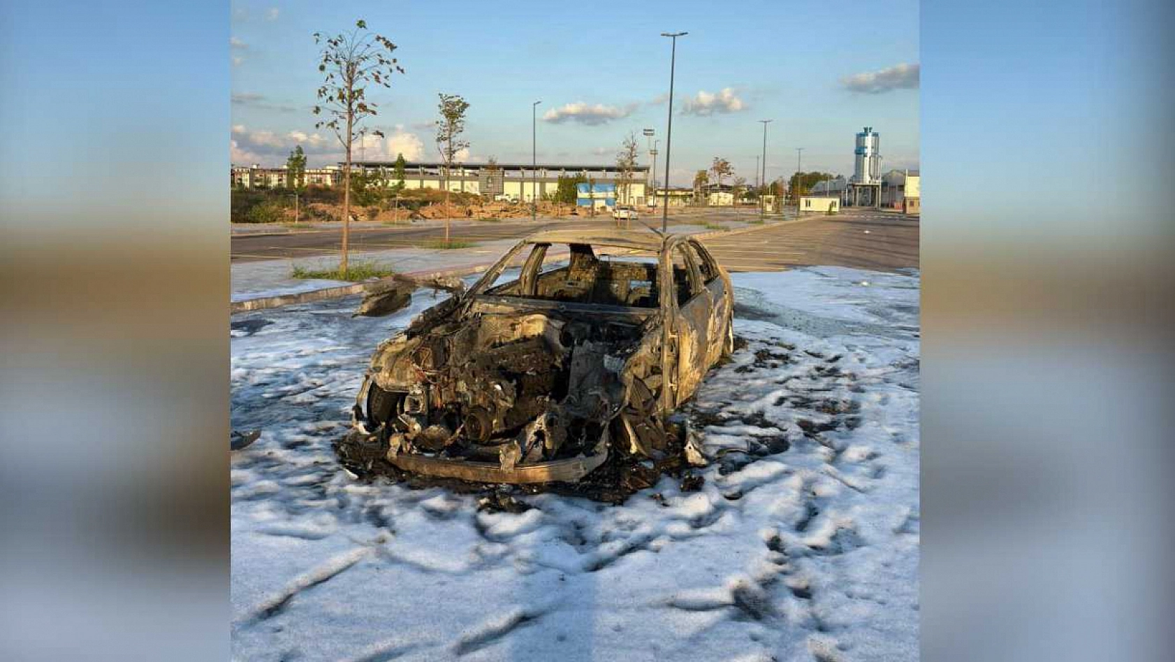 Motor arızası veren yabancı plakalı aracını gümrükten geçiremeyince yaktı