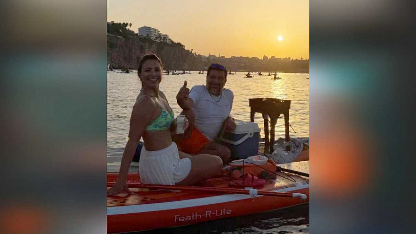 Gören gözlerine inanamadı, denizin ortasında SUP üzerinde mangal yakıp ciğer pişirdi