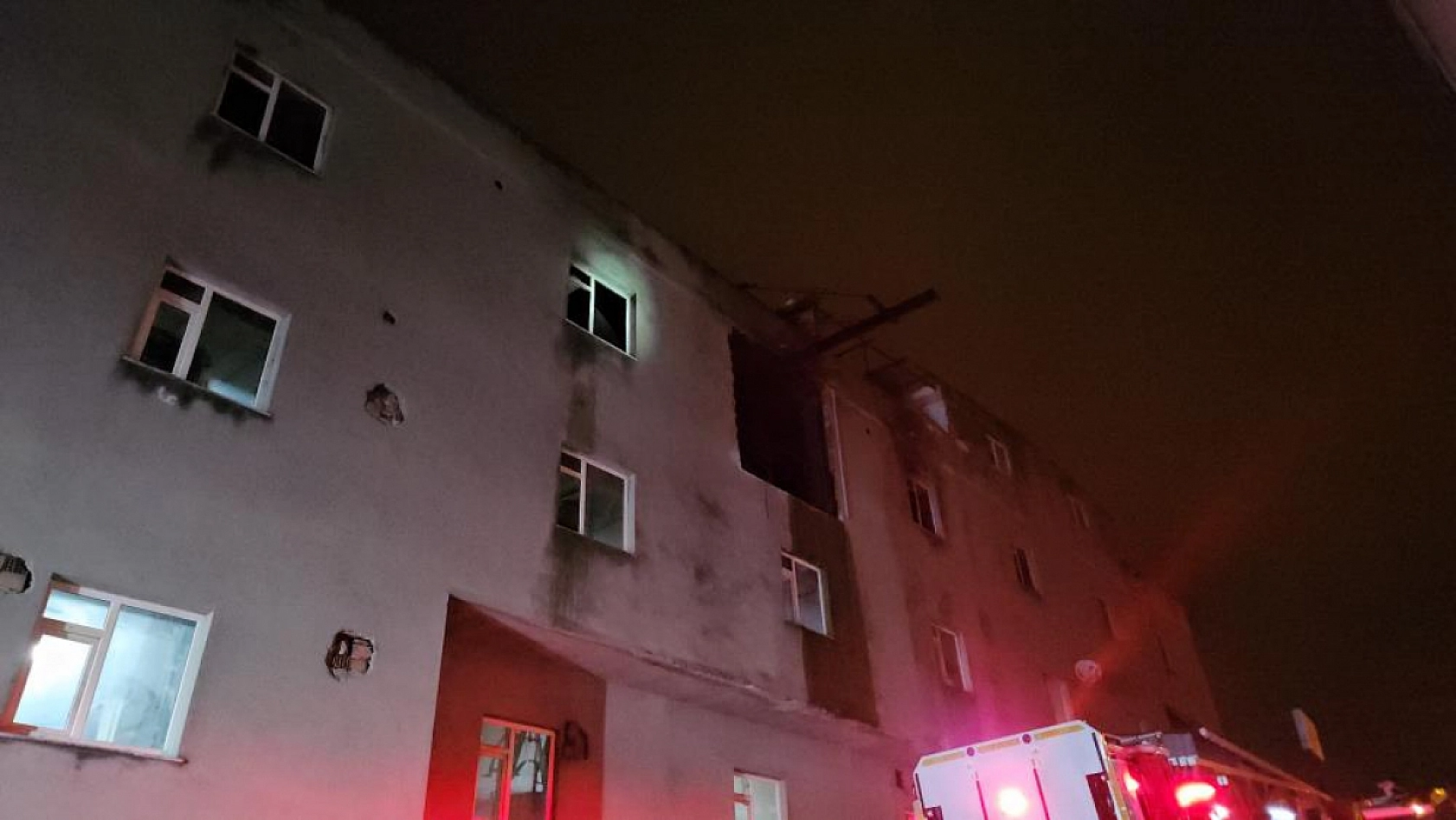 İş yeri alevlere teslim oldu: 1'i ağır 3 yaralı