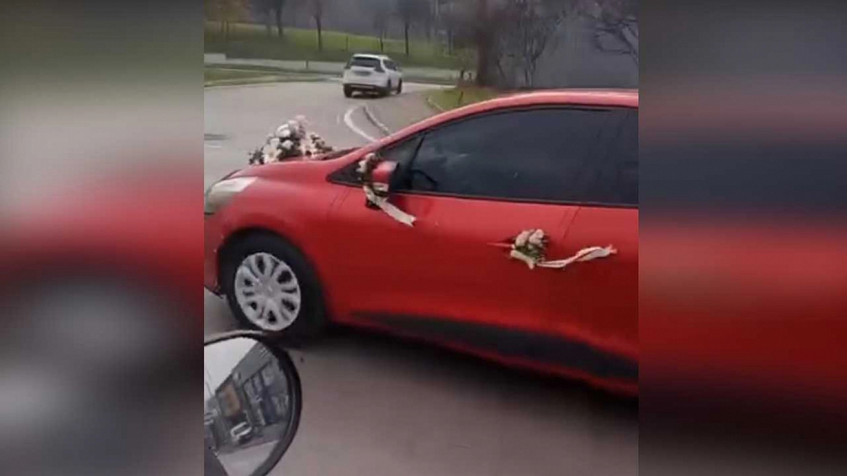 Boşanmayı düğün gibi kutladı: İlginç otomobil süslemesi güldürdü