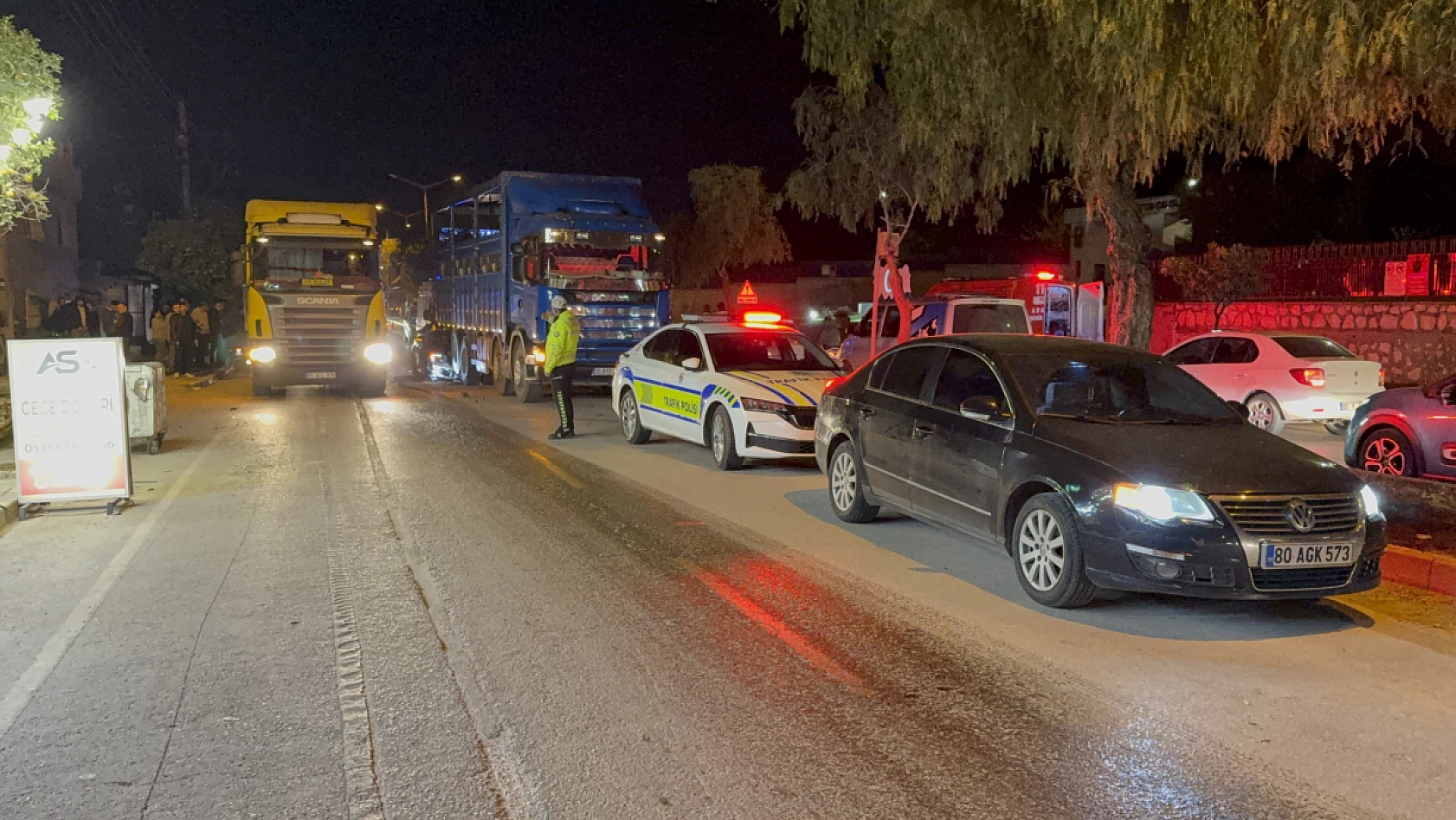 Lüks otomobil kamyona ok gibi saplandı: 1 ölü, 2 yaralı