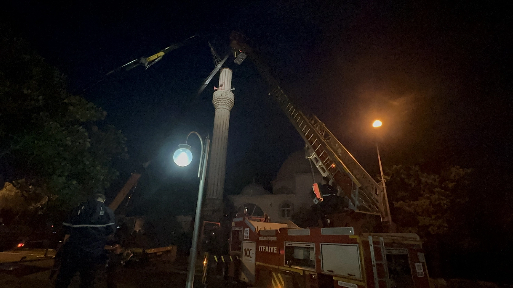 Marmaris'te fırtınada zarar gören minarede çalışma başlatıldı