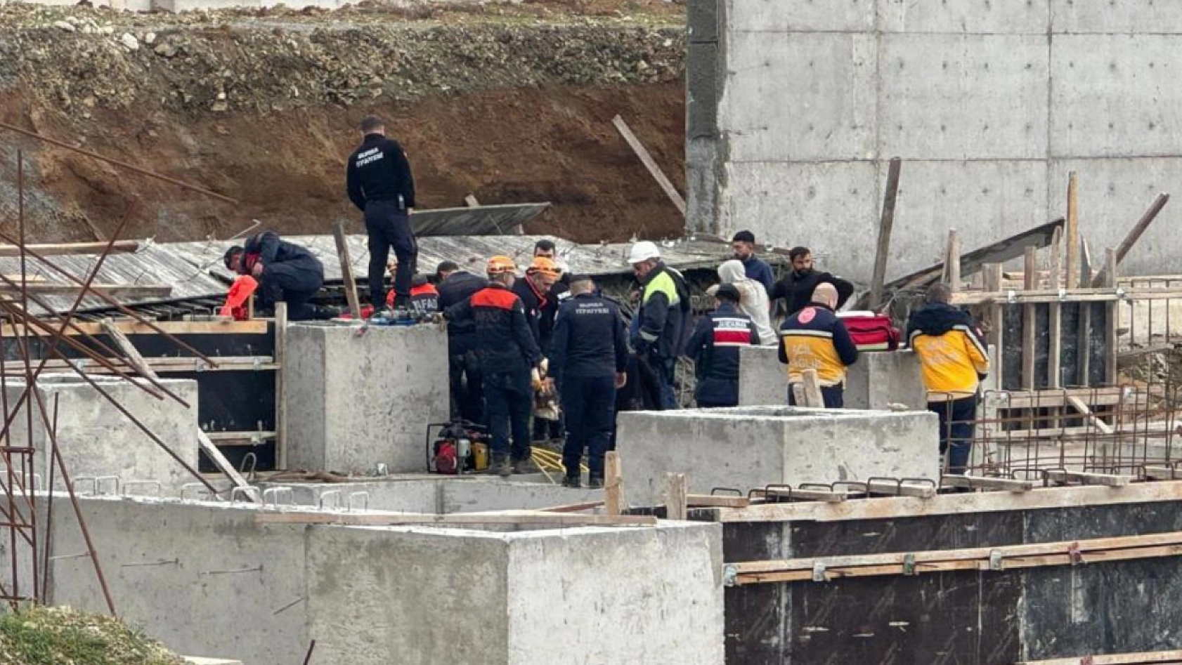 Tonlarca betonun altında kaldılar: 1 işçi öldü, 2'si sağ kurtarıldı