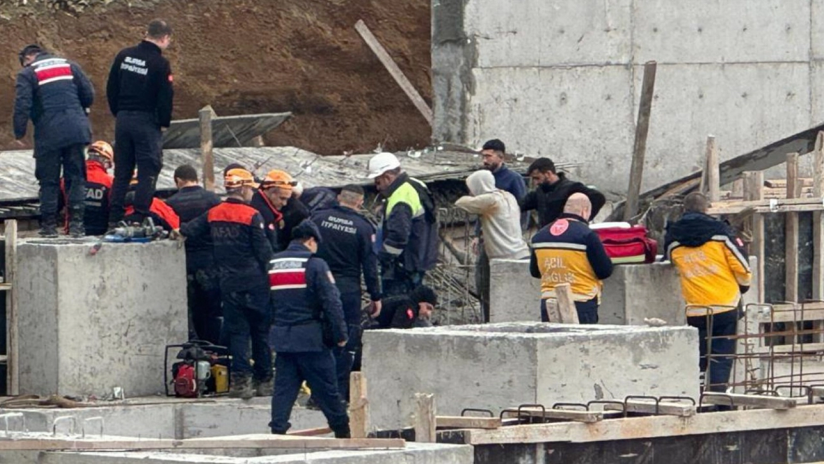 Tonlarca betonun altında kaldılar: 1 işçi öldü, 2'si sağ kurtarıldı