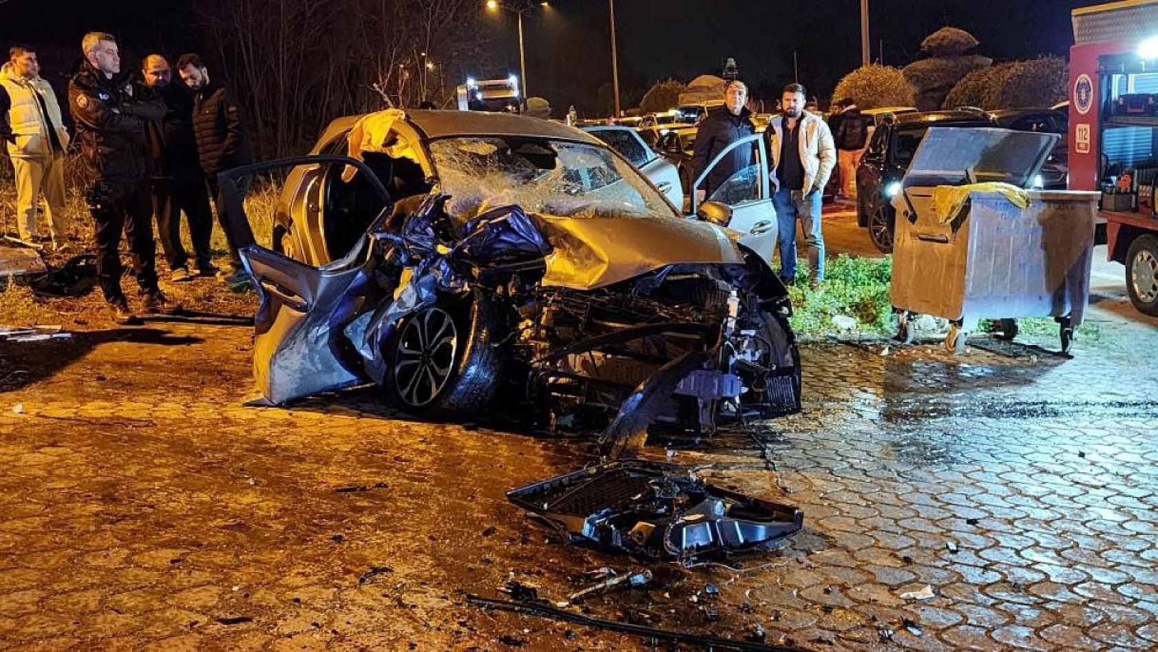 İki aracın kafa kafaya çarpıştığı feci kazada can pazarı: 3 ağır yaralı